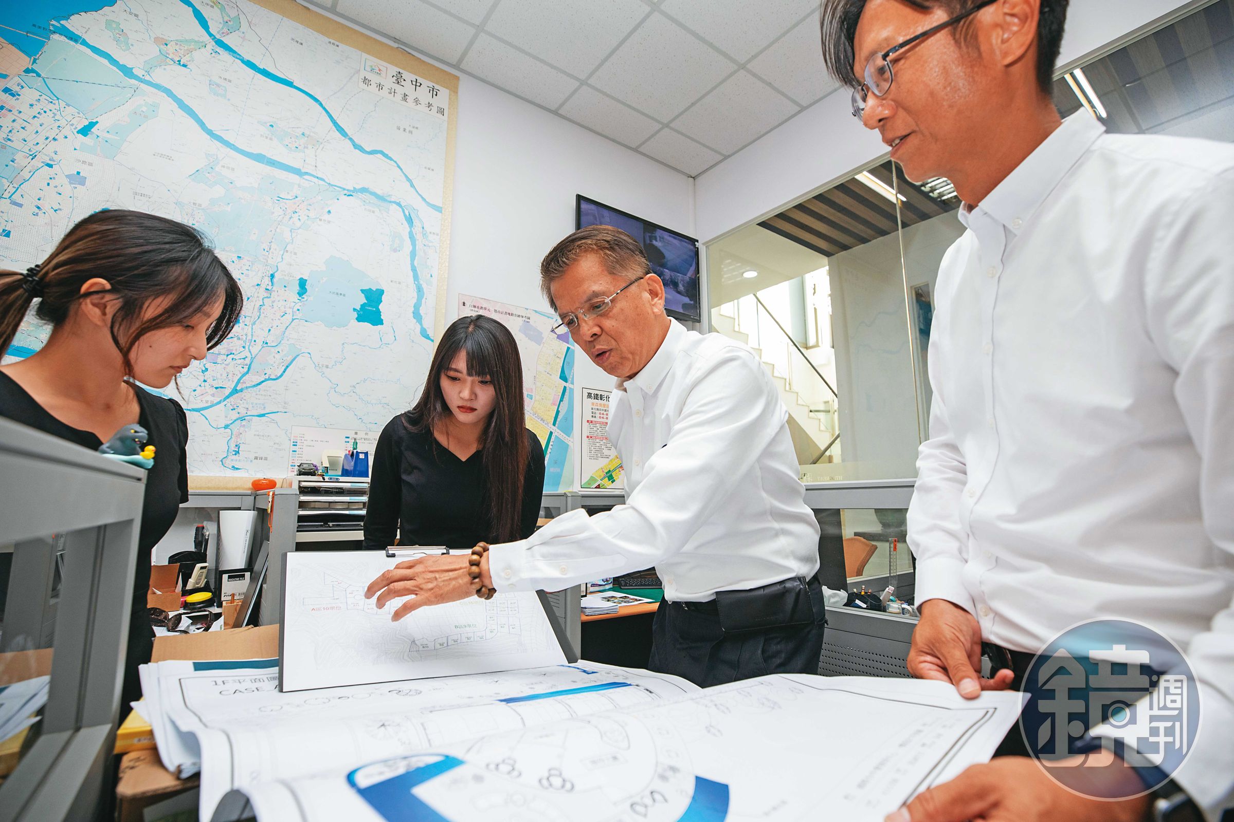 精湛建設主打客製化，陳志聲（右2）時常與同仁討論設計圖，讓他們銷售時更懂介紹。
