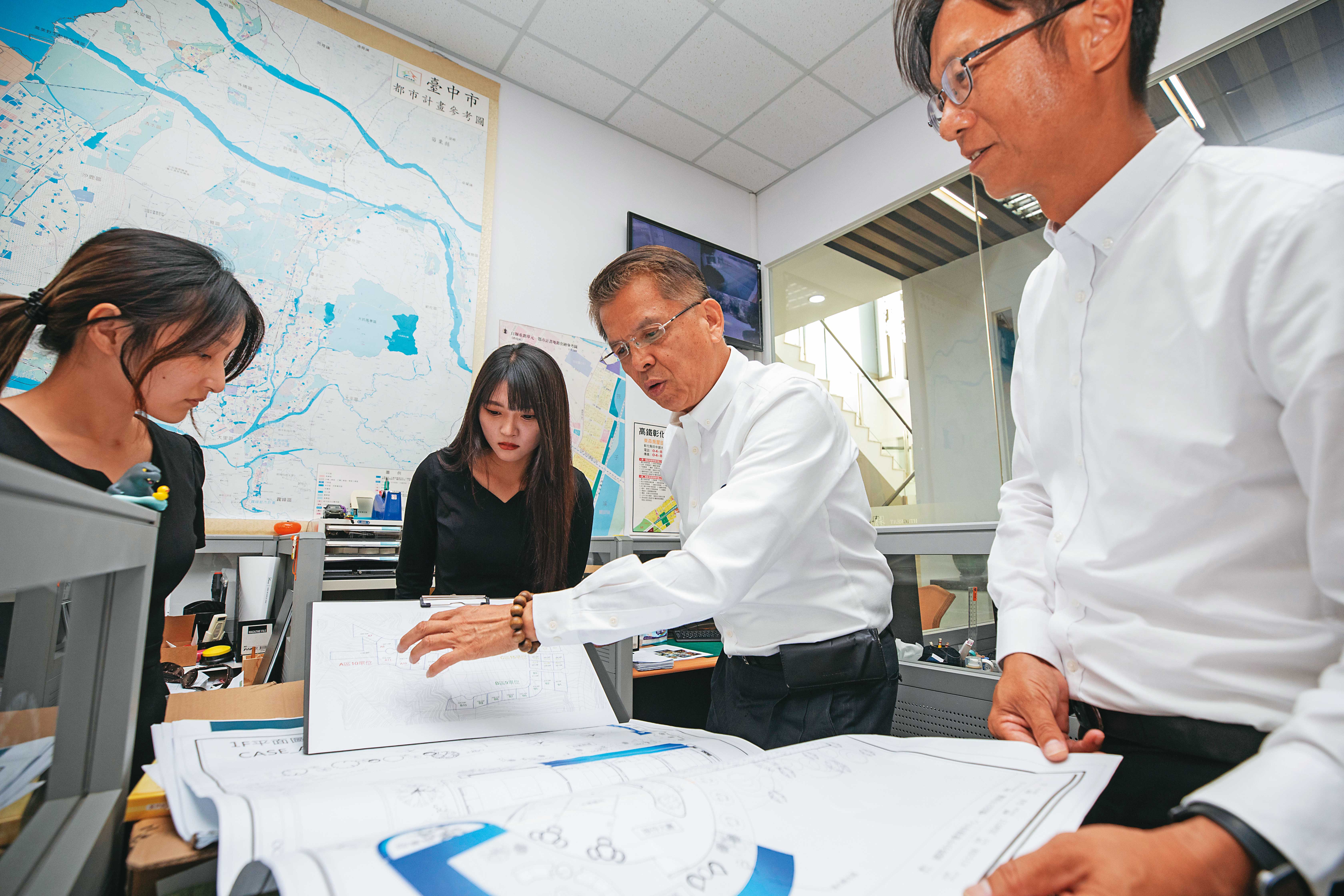 精湛建設主打客製化,陳志聲(右2)時常與同仁討論設計圖,讓他們銷售時更懂介紹。
