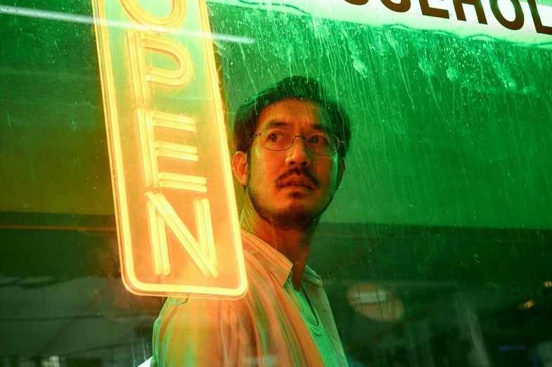 在《回魂計》中，Weir的角色有點暖，卻也是一個默默想要掌控全局的神祕男子。（Netflix提供）