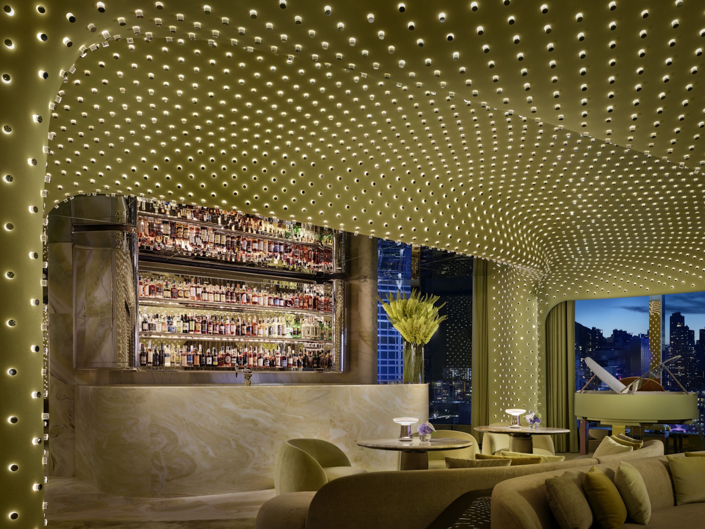位於香港中環The Henderson 38樓的景觀酒吧 Peridot，室內設計由多倫多設計事務所Studio Paolo Ferrari 操刀，整體風格以「自然未來主義」為核心。（Peridot提供）