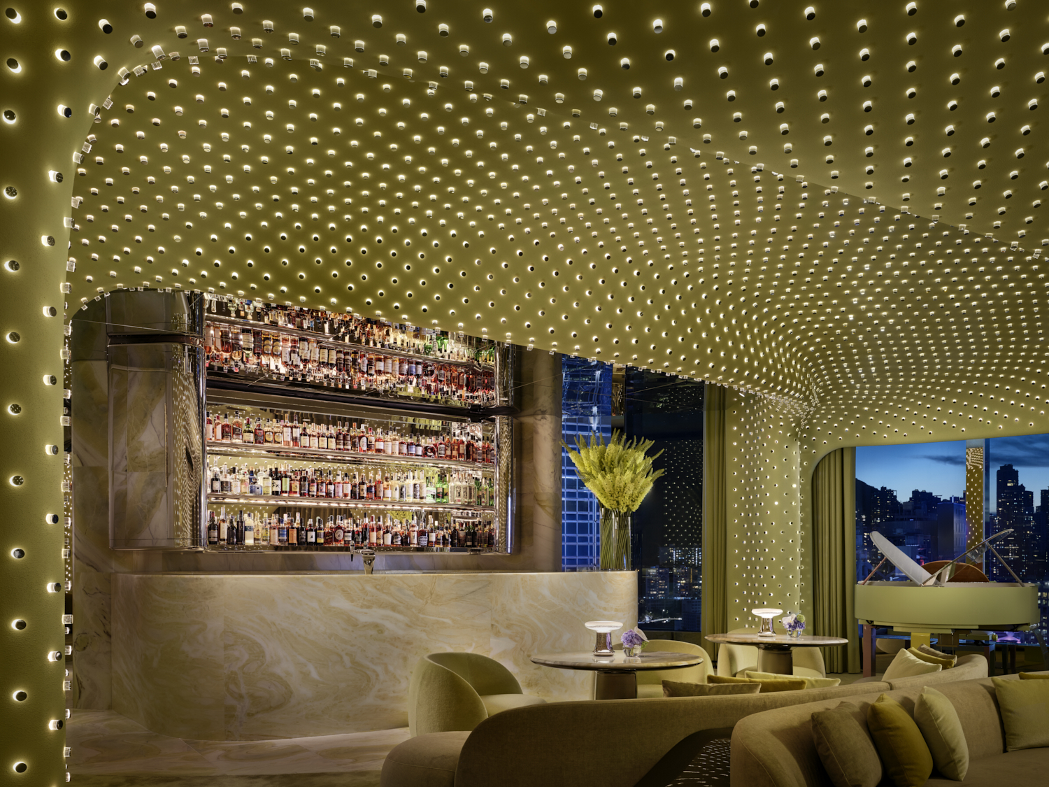 位於香港中環The Henderson 38樓的景觀酒吧 Peridot，室內設計由多倫多設計事務所Studio Paolo Ferrari 操刀，整體風格以「自然未來主義」為核心。（Peridot提供）