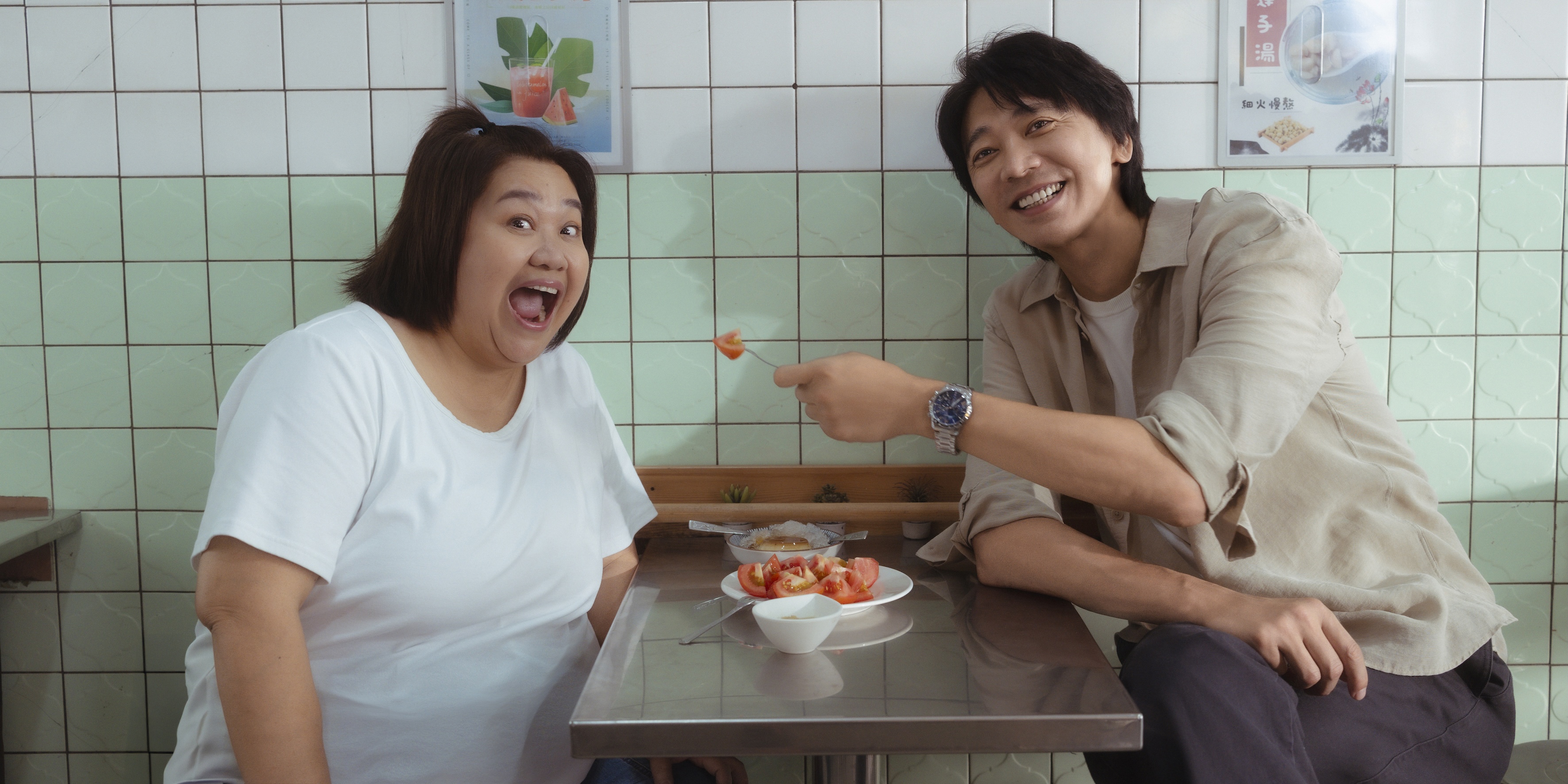 信（右）拍《我們的藍調時光》餵鍾欣凌吃東西，呈現粉紅泡泡。（米神國際）