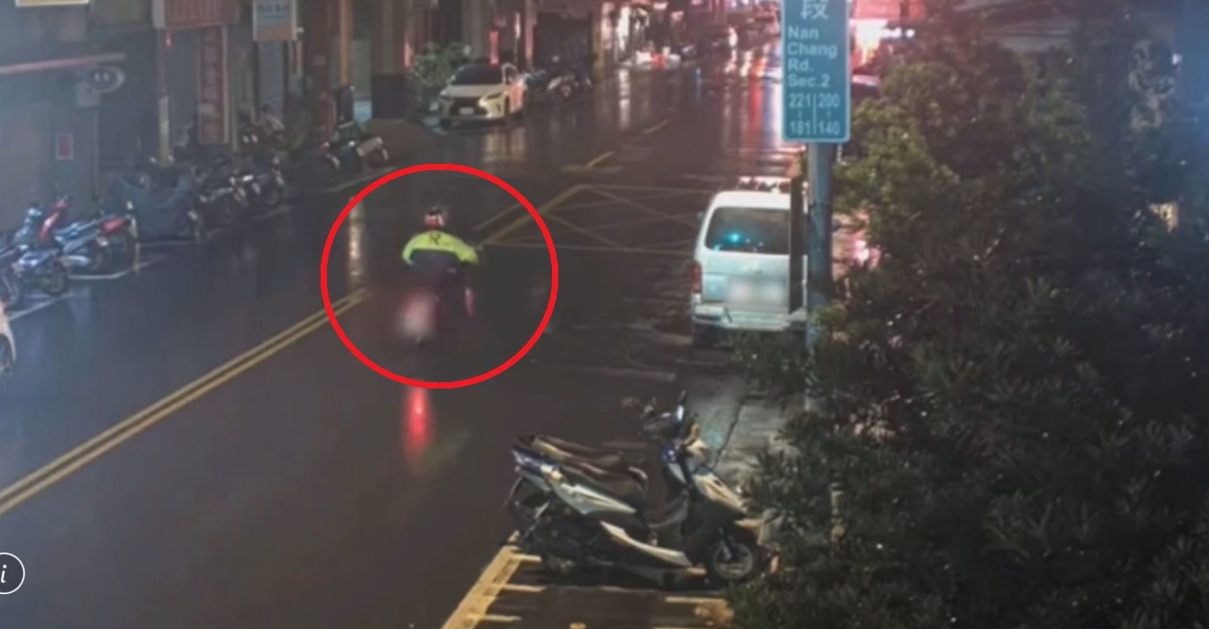 廖男騎車時因視線昏暗,未注意到吳男直接撞上。(翻攝畫面)