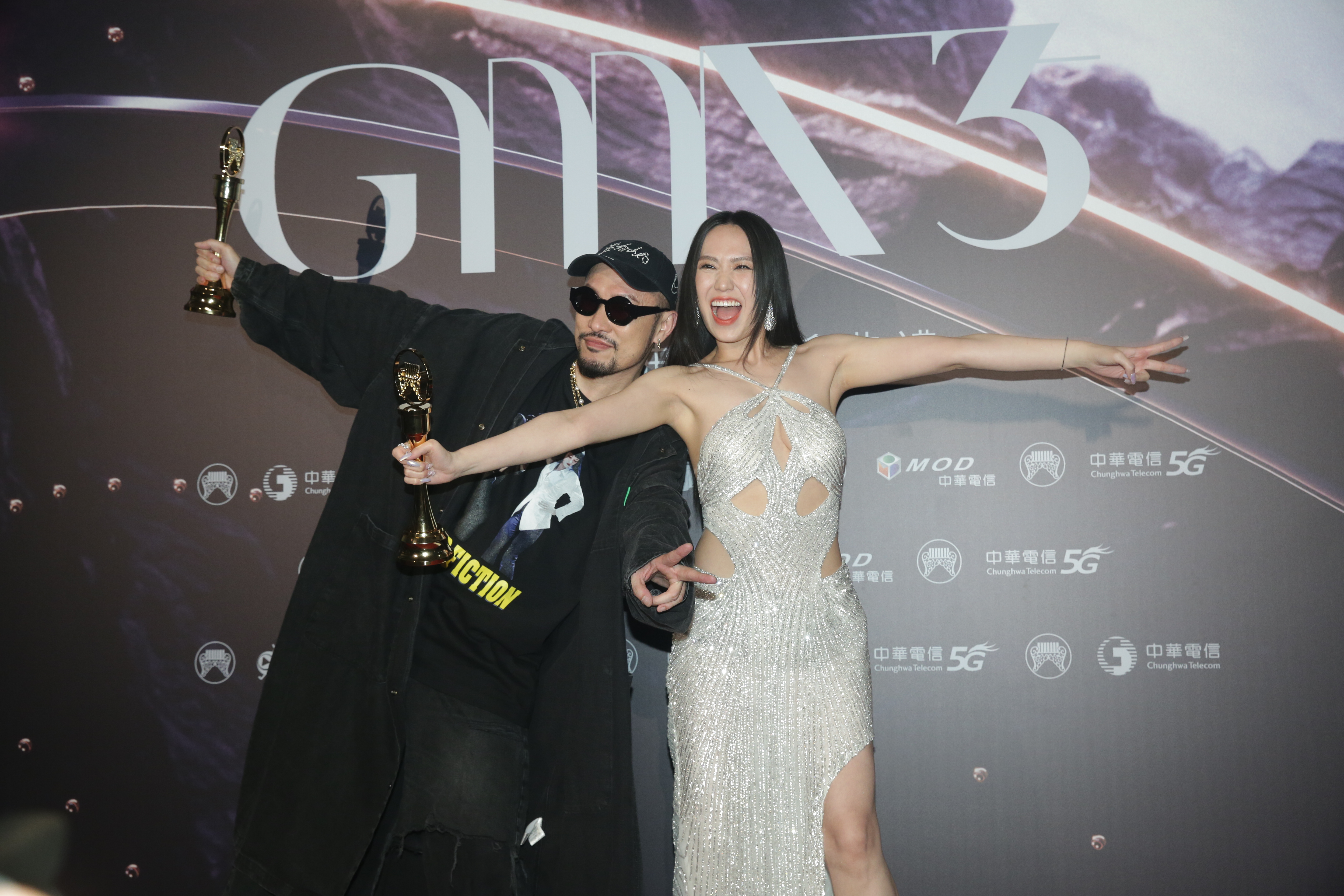 金曲35最佳華語男歌手熱狗，以及最佳華語女歌手孫盛希。