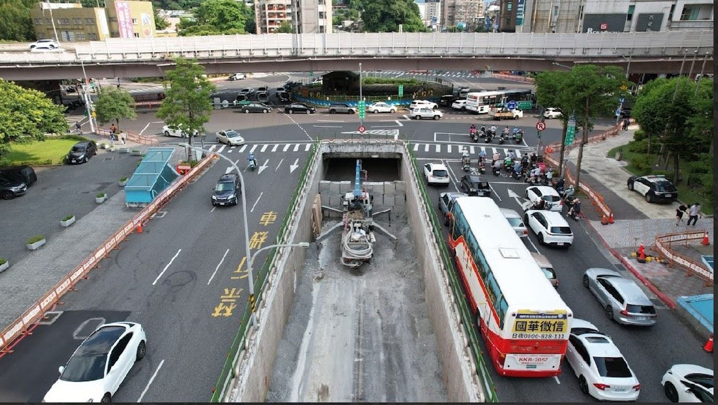 公館圓環的車行地下道展開填平作業,周邊交通情況引發議論。(北市新工處提供)