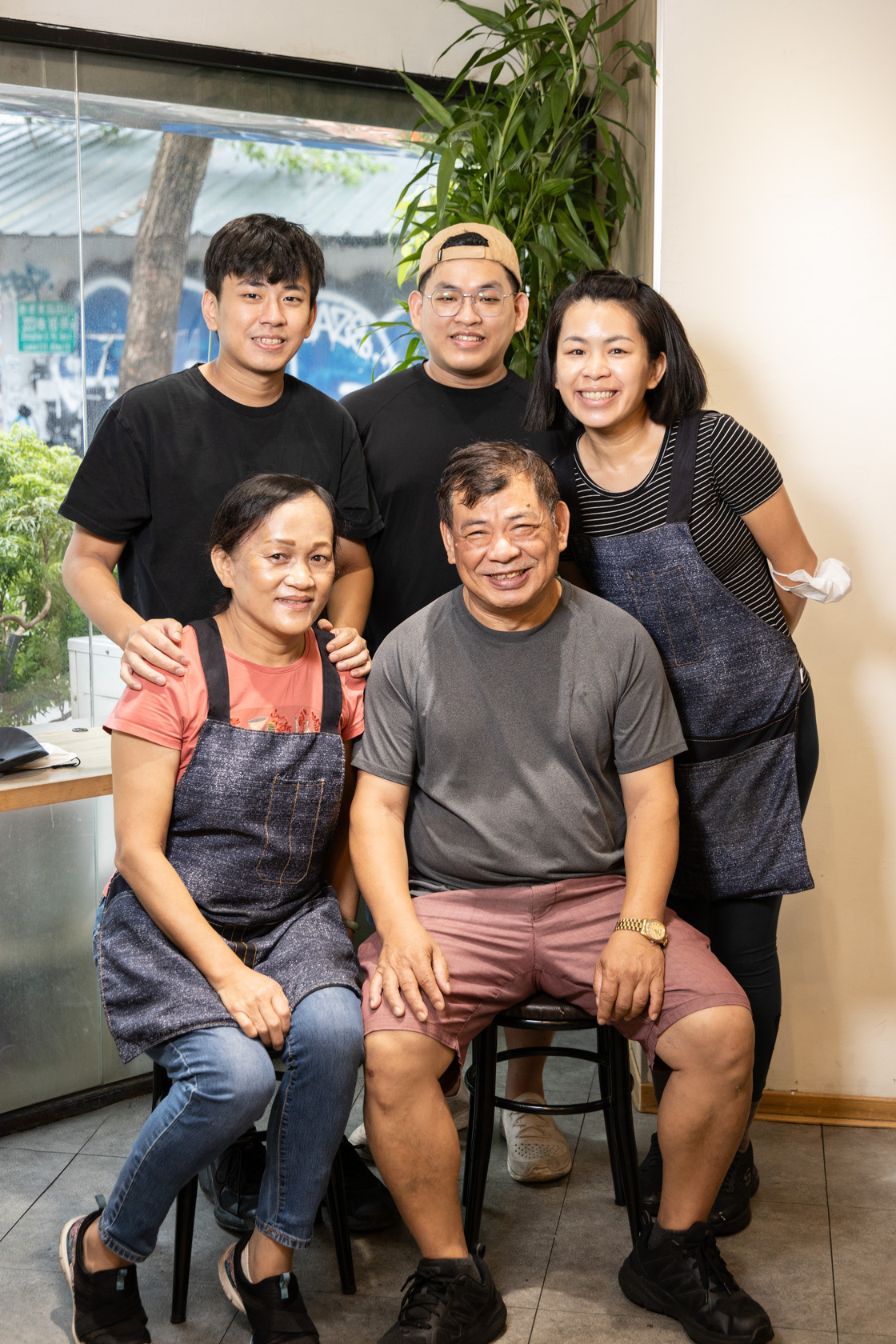 第一代老闆李寬榮（前排右）、老闆娘賴美悅（前排左）、女兒李宛錡（後排右起）、大兒子李承祐及小兒子李威旭一家五口繼續以品牌「紅燈榮」經營老味道。