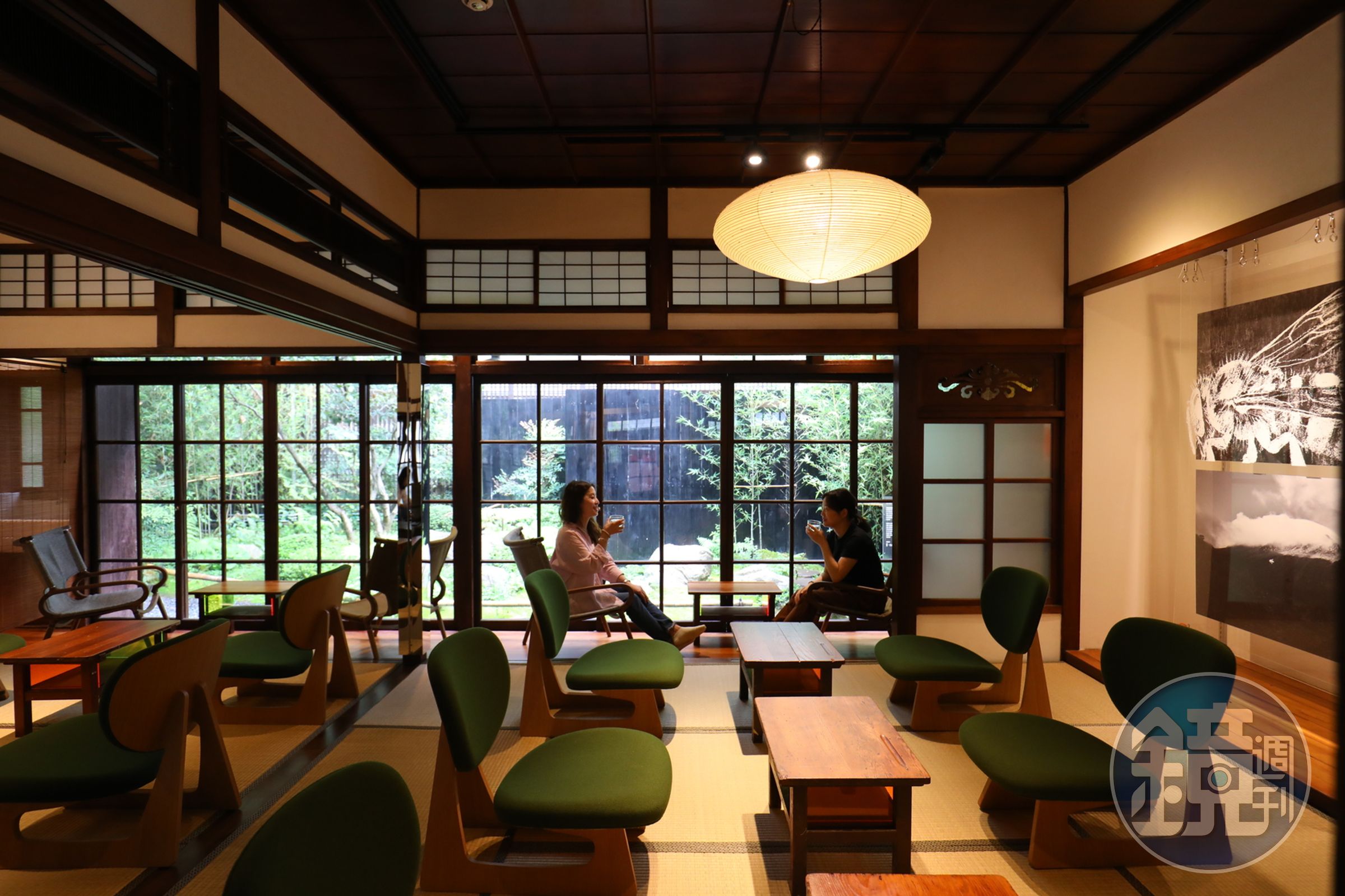 「0km山物所」的室內座席空間,日式木窗將外頭的綠景納入,用餐環境舒適宜人。