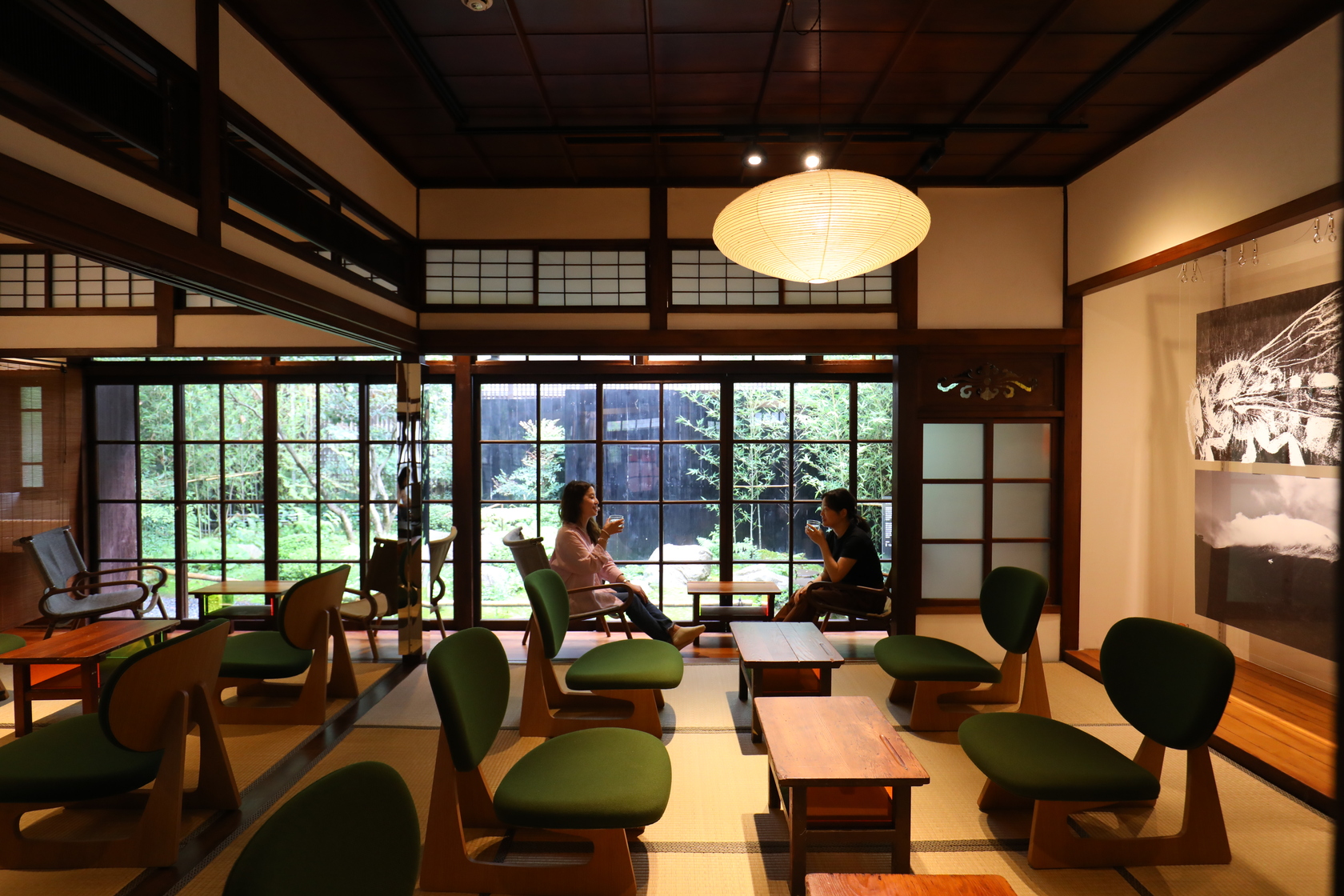 「0km山物所」的室內座席空間，日式木窗將外頭的綠景納入，用餐環境舒適宜人。