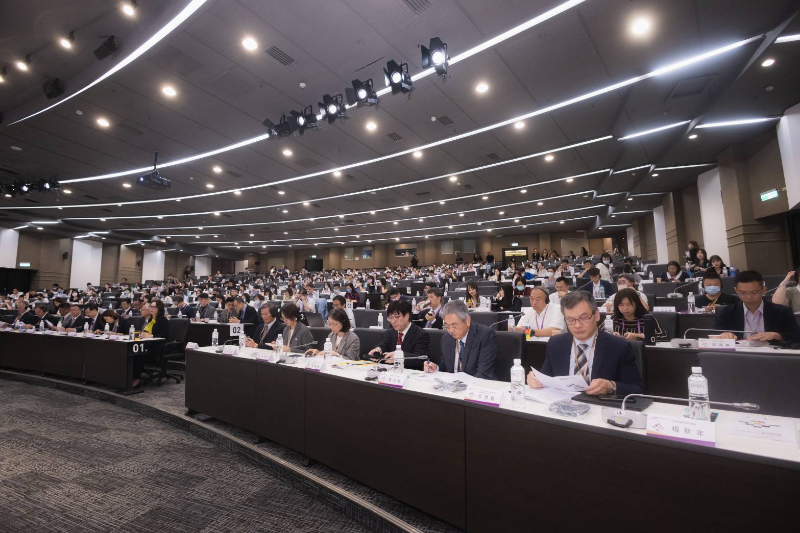 台美攜手主辦提升台灣毒品司法處遇成效國際研討會，包括法務部徐錫祥次長、中信反毒教育基金會辜仲諒董事長等人都到場與會。（讀者提供）