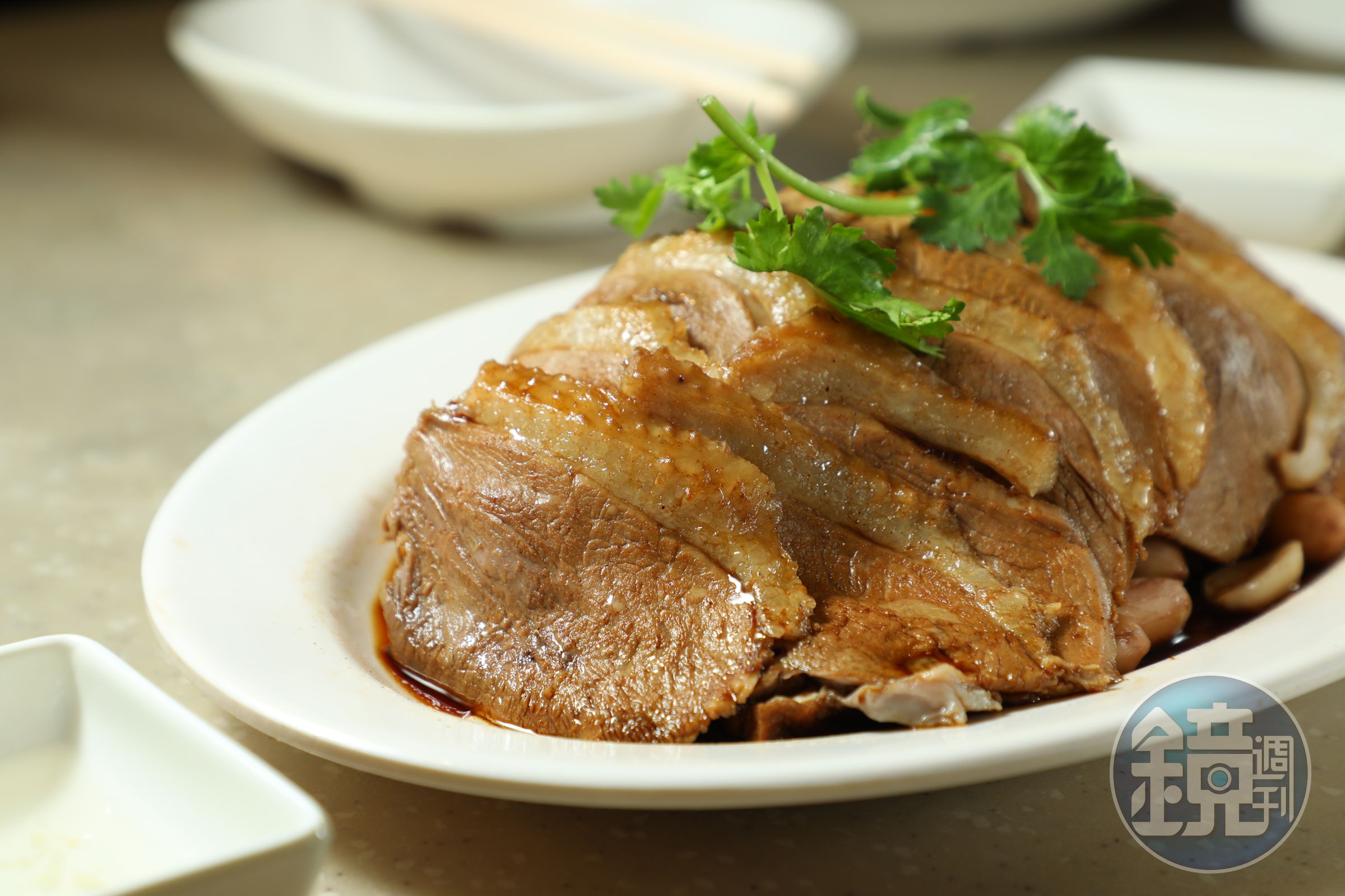 「滷水鵝片」片片滷得浸透入味，墊底的豆腐吸飽滷汁，連跑龍套的小配角花生，都沒有在美味上懈怠。（港幣198元／份）