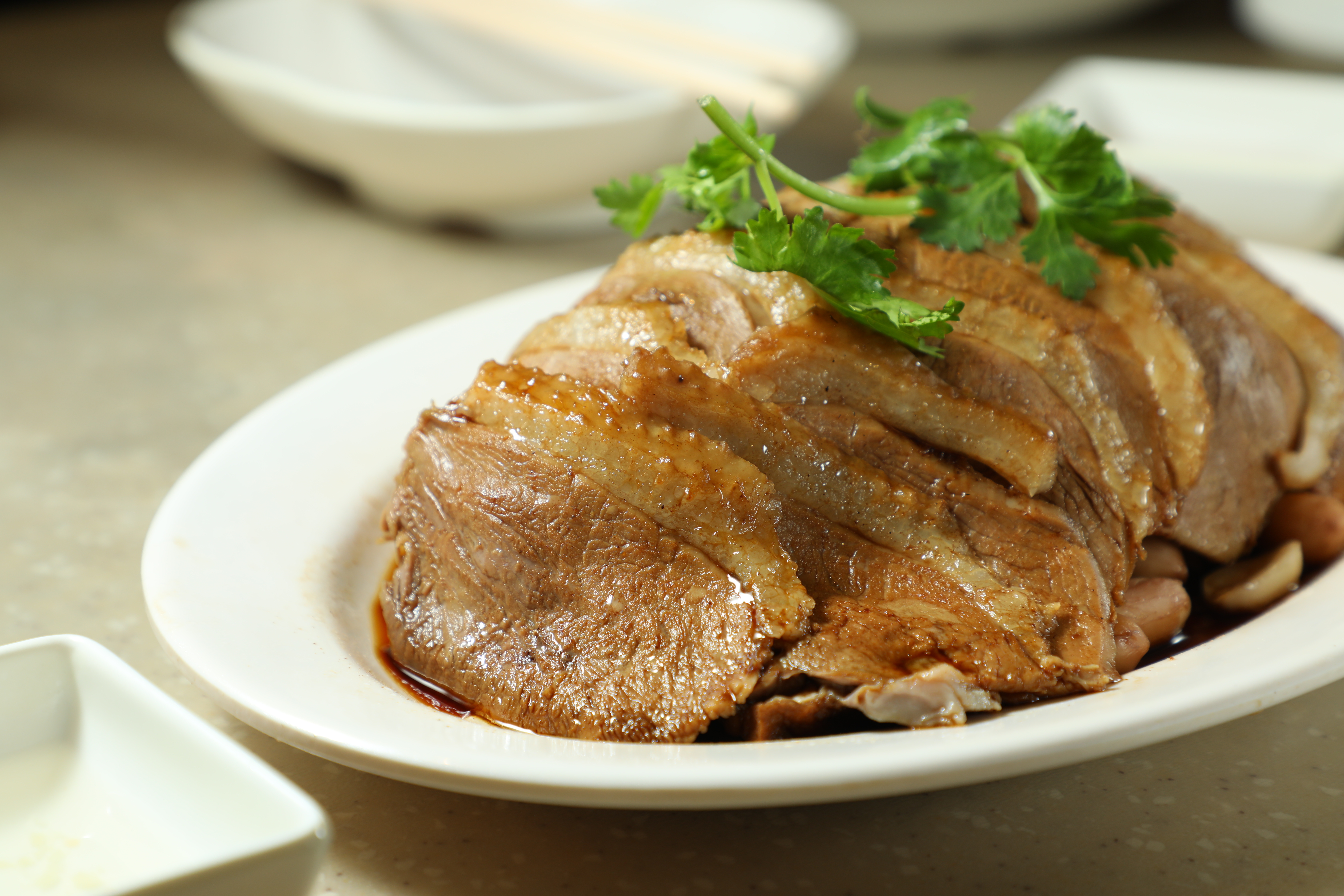 「滷水鵝片」片片滷得浸透入味，墊底的豆腐吸飽滷汁，連跑龍套的小配角花生，都沒有在美味上懈怠。（港幣198元／份）