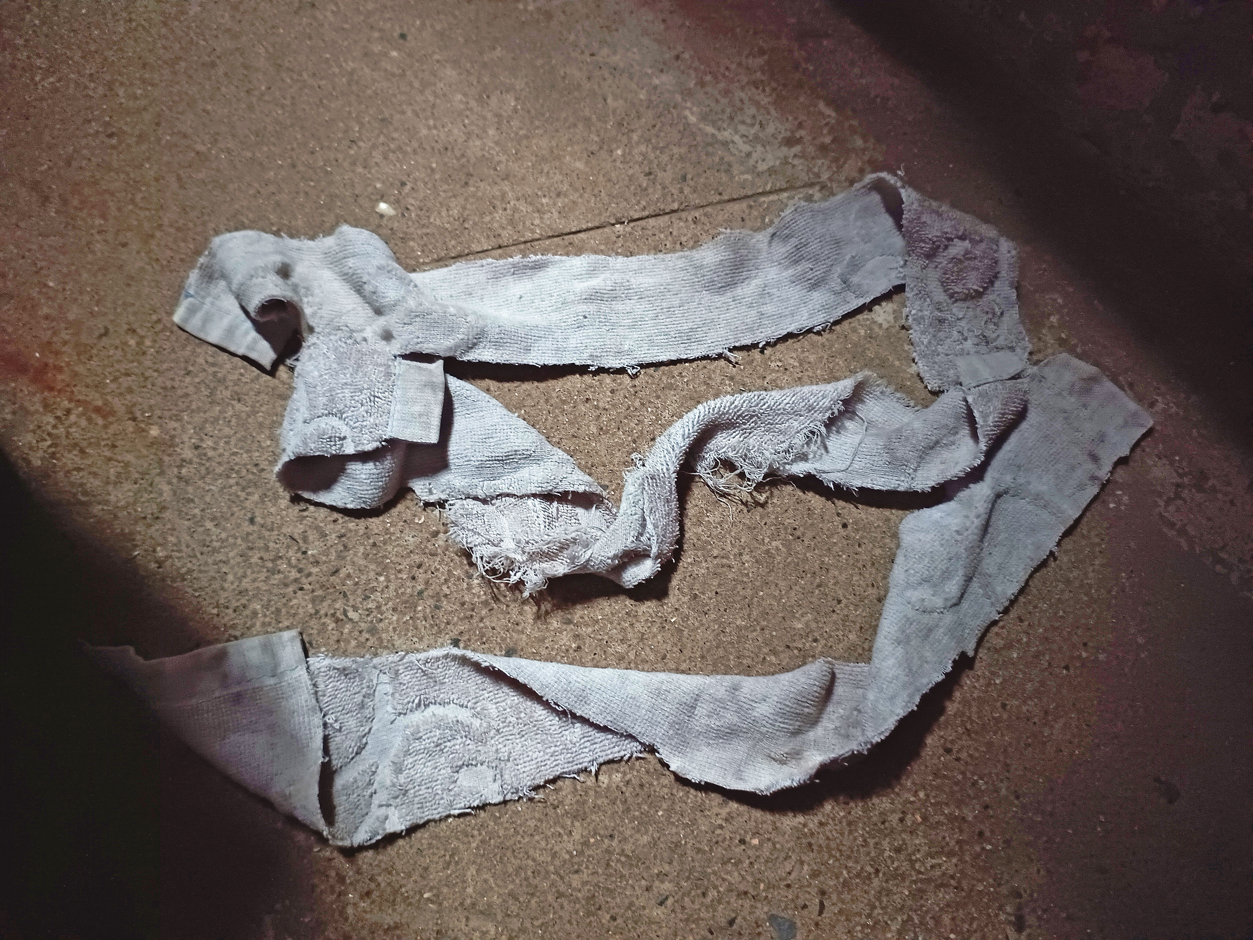 陳志明將自己的汗衫脫下、撕成布條,蒙住2名少女的雙眼。