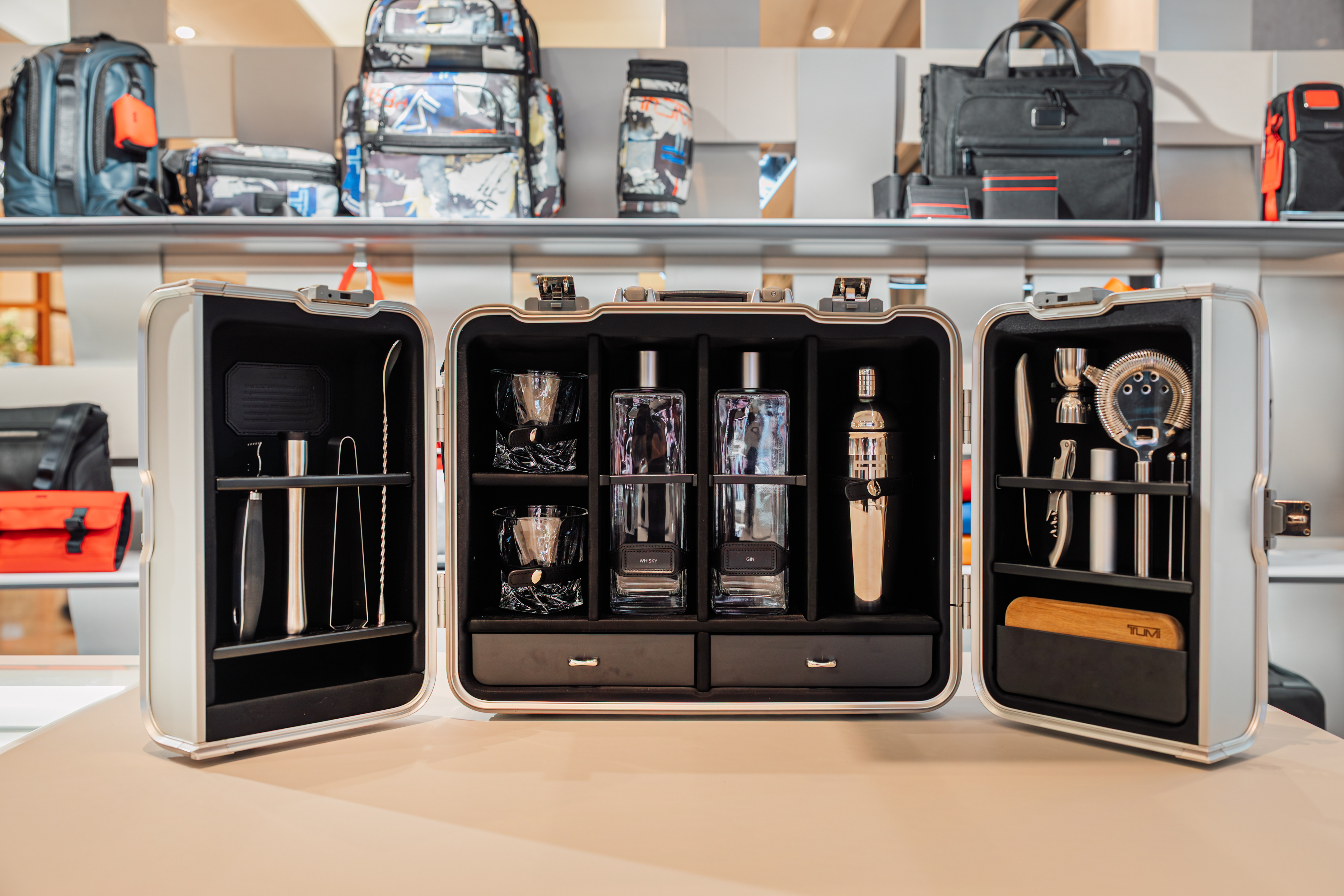 全台唯一的19 Degree Aluminum Premium Bar Set鋁合金高端調酒組。NT$180,400（TUMI提供）