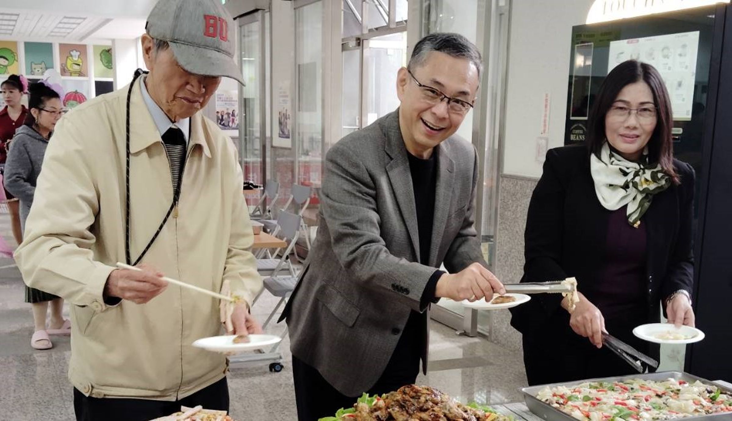 曾任媒體記者、主編、總經理的評審團主席趙善意(中)指出，今年刻意納入具爭議與警示意義的事件，因為健康社會必須具備自省力。(讀者提供)