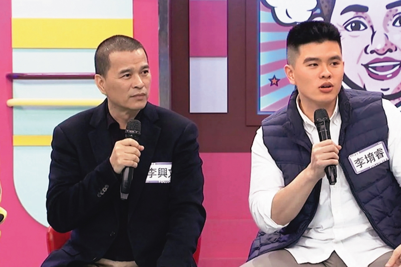 李興文兒子李堉睿（右）一度因大鬧IKEA上社會版，如今在廟裡工作。（中天提供）