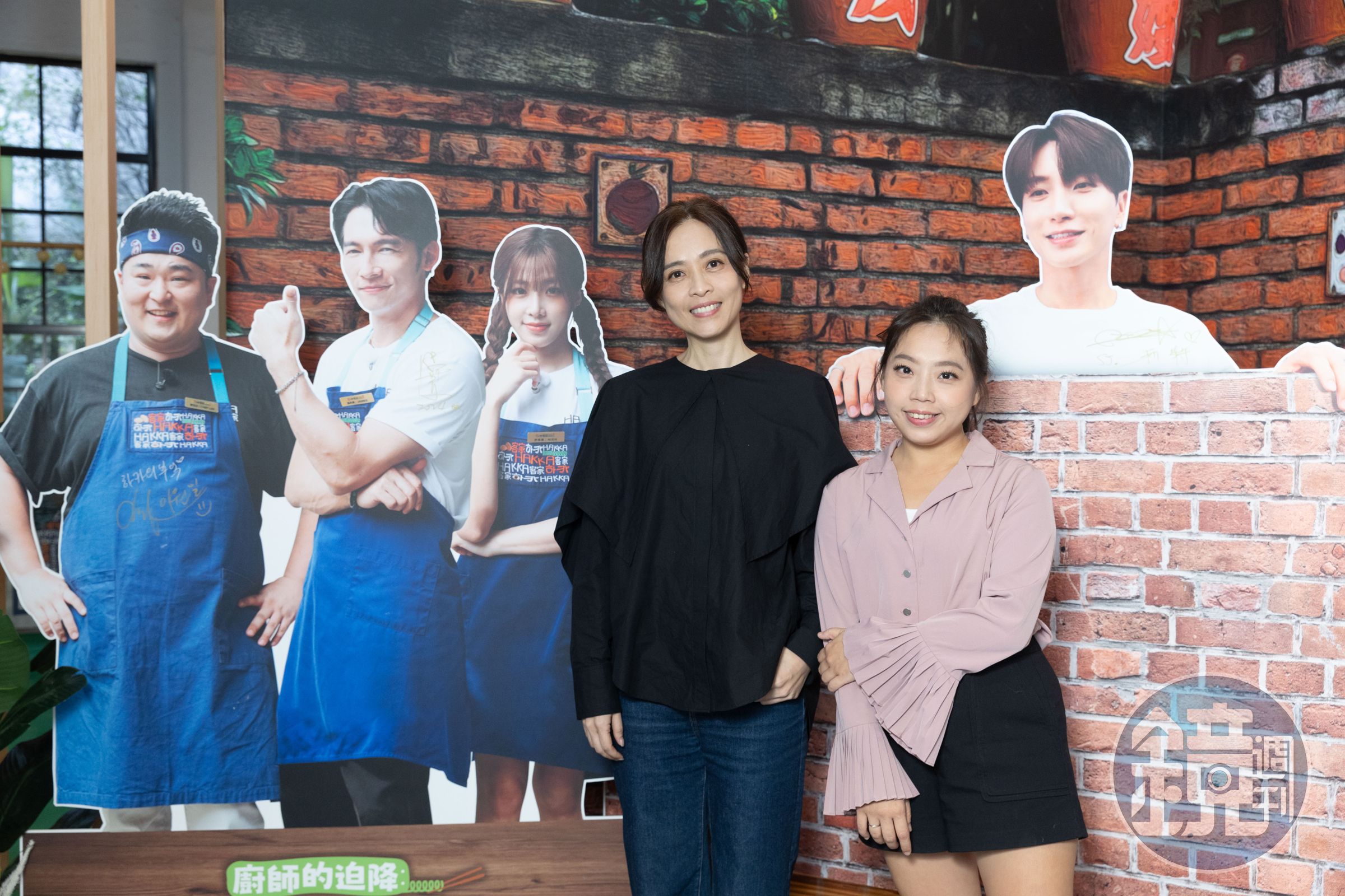 客台製作人羅亦娌(左)、邱映筑在準備期間帶著韓國團隊走訪台灣各地深入客家文化。