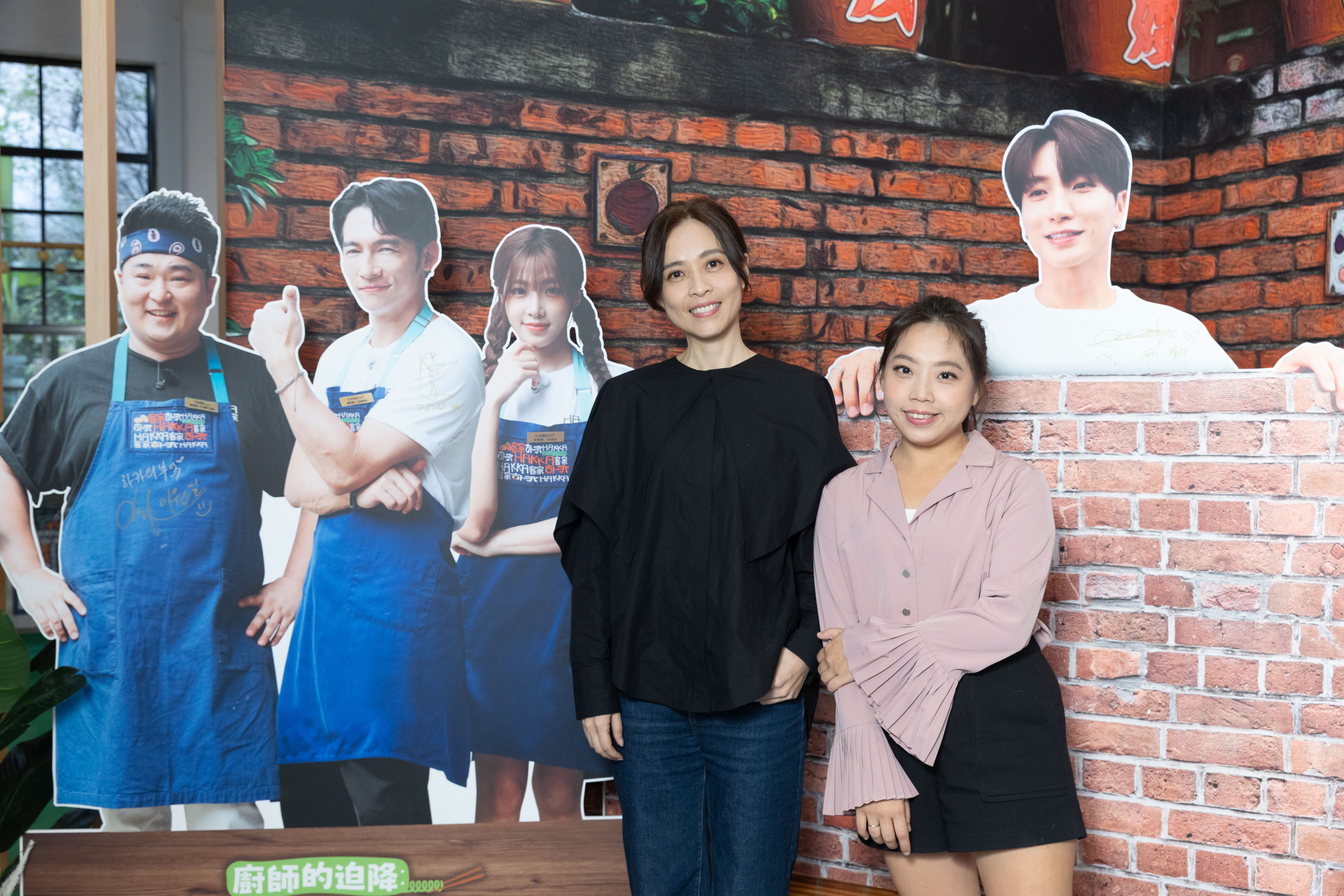 客台製作人羅亦娌（左）、邱映筑在準備期間帶著韓國團隊走訪台灣各地深入客家文化。