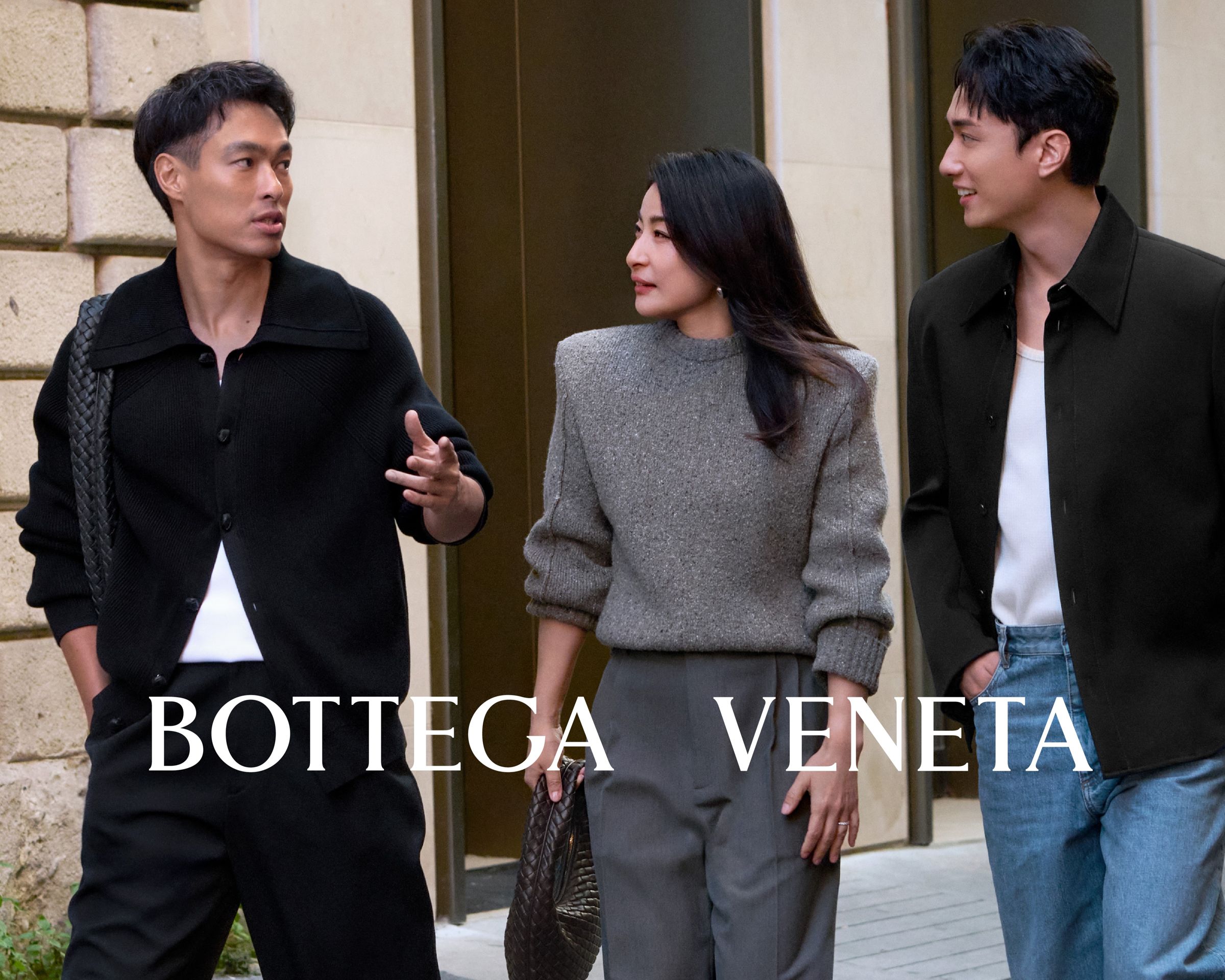 (左起)楊祐寧、郭晶晶與劉俊謙於米蘭街頭詮釋Veneta包款。(BOTTEGA VENETA提供)