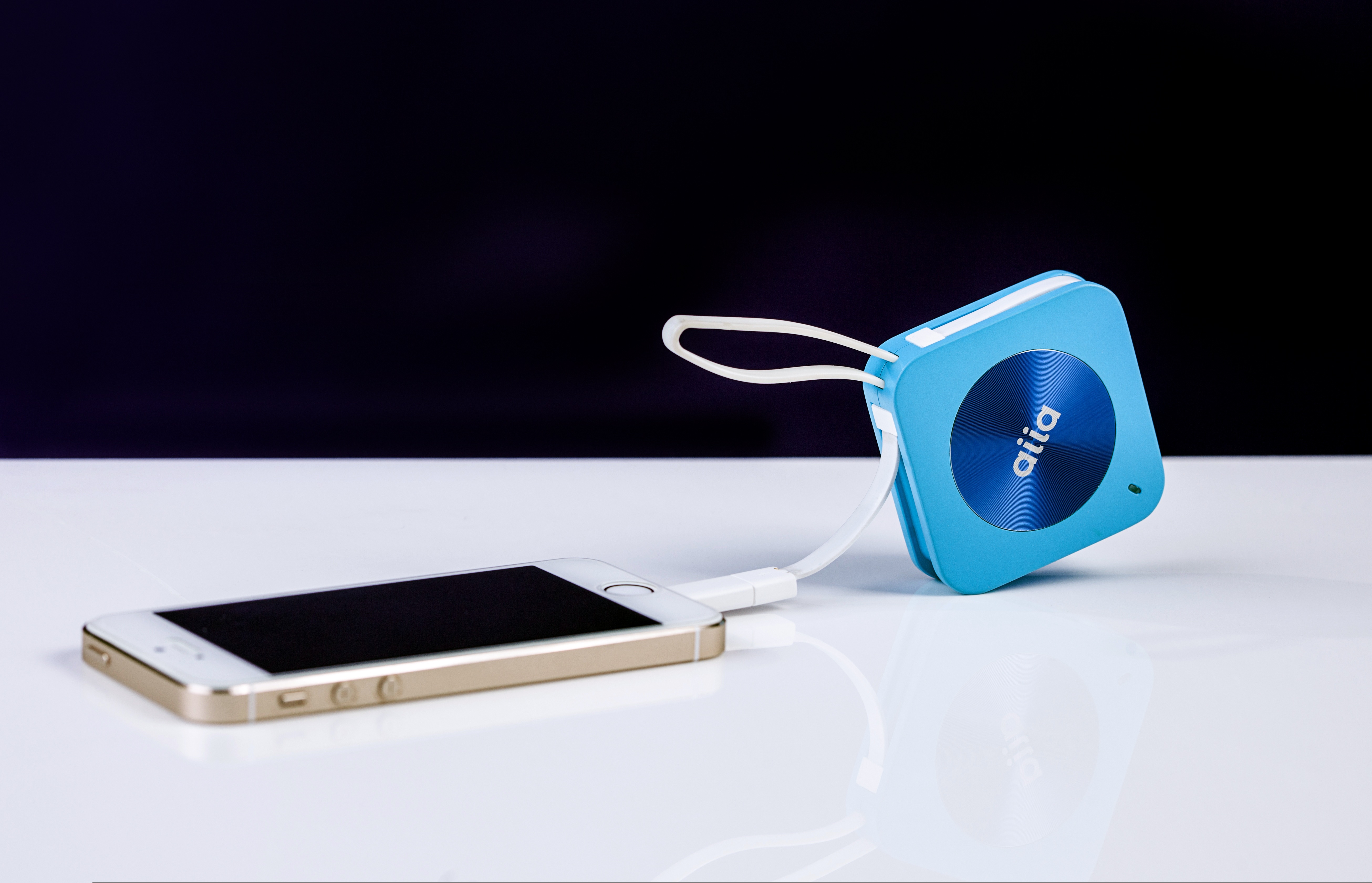 交通部民航局宣布，無論是搭乘國籍或外籍航空，每名旅客搭機最多攜帶2個行動電源，且禁止在飛行途中充電；示意圖。（ Pixabay／Image by Andrew）