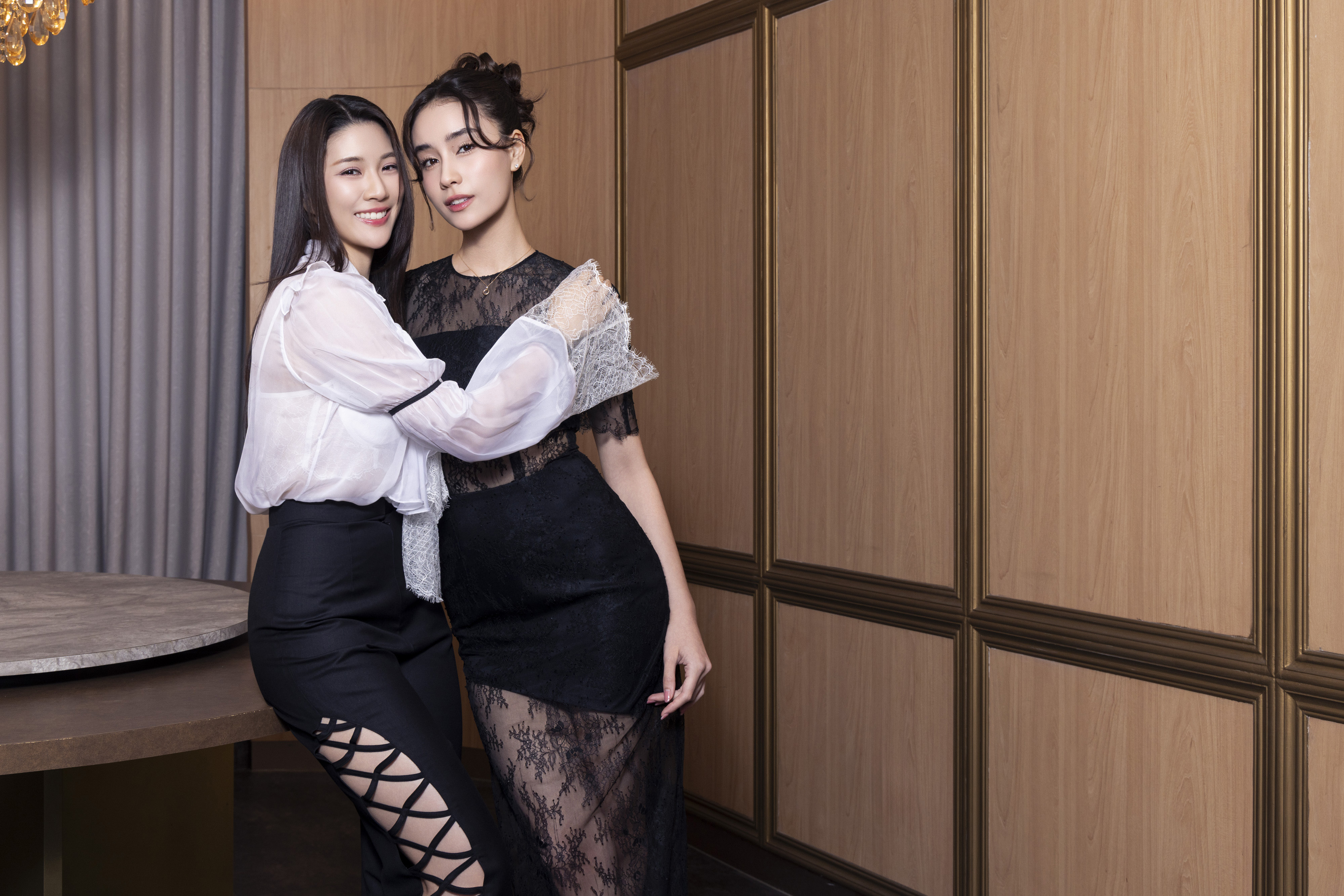 CP之中，朱拉隆功大學畢業的Ginny（左）因夢想入行，喜歡舞蹈，而Jayna則從練習生到成為演員。兩人個性差異很大，卻相當互補。（Asia Forest提供）