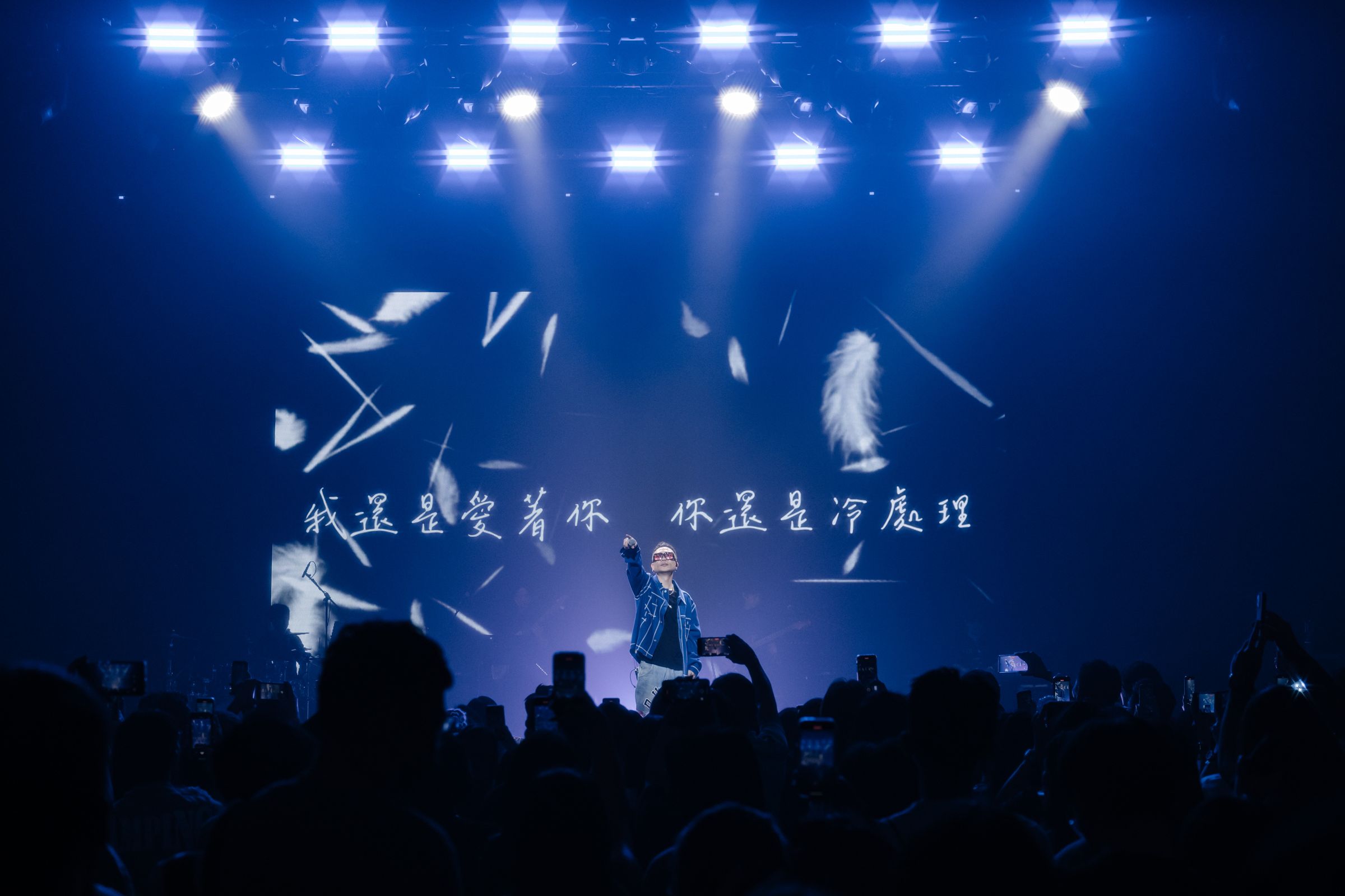 蕭秉治演唱〈還是愛著你〉全場大合唱氣氛超佳。(相信音樂提供)