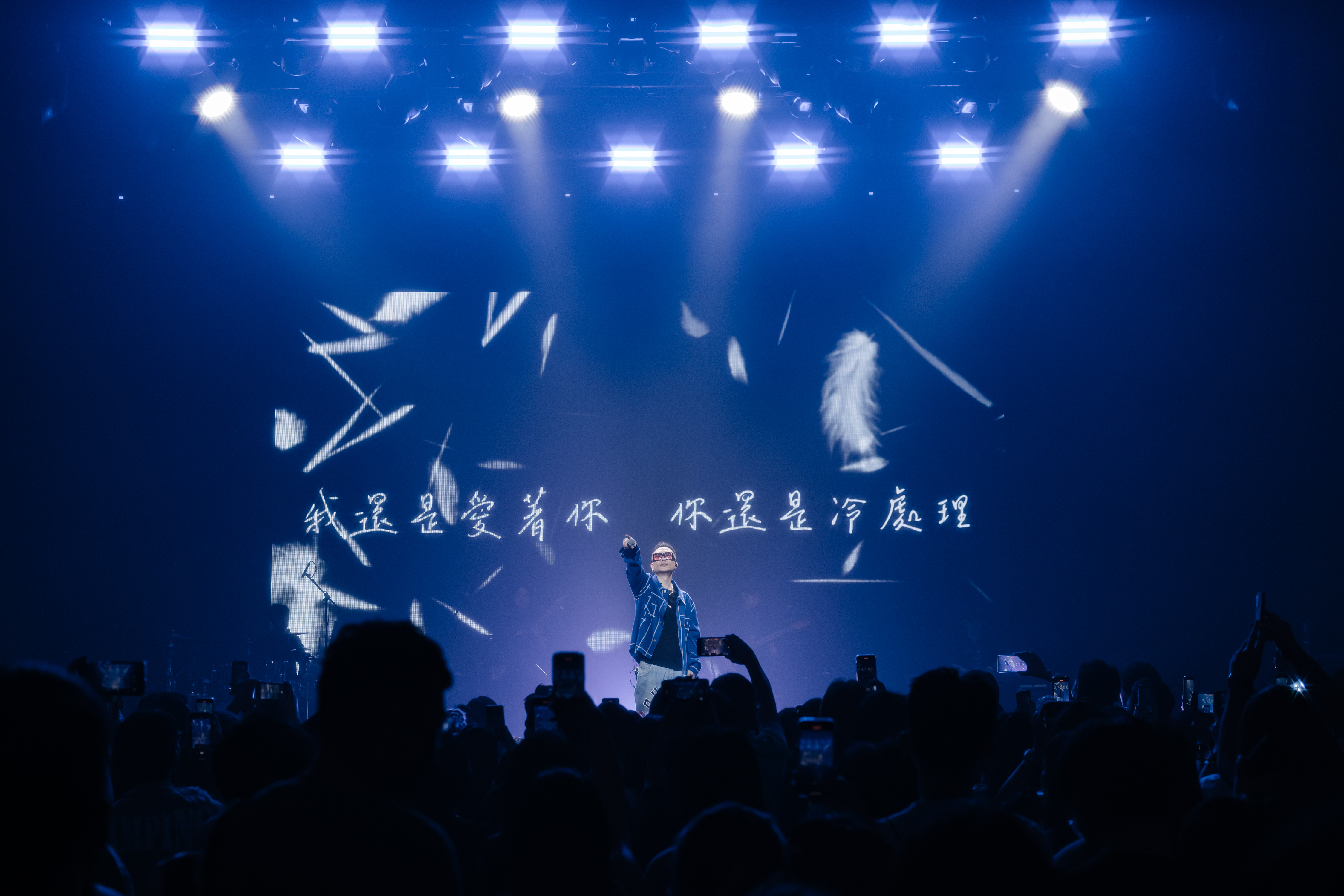 蕭秉治演唱〈還是愛著你〉全場大合唱氣氛超佳。（相信音樂提供）