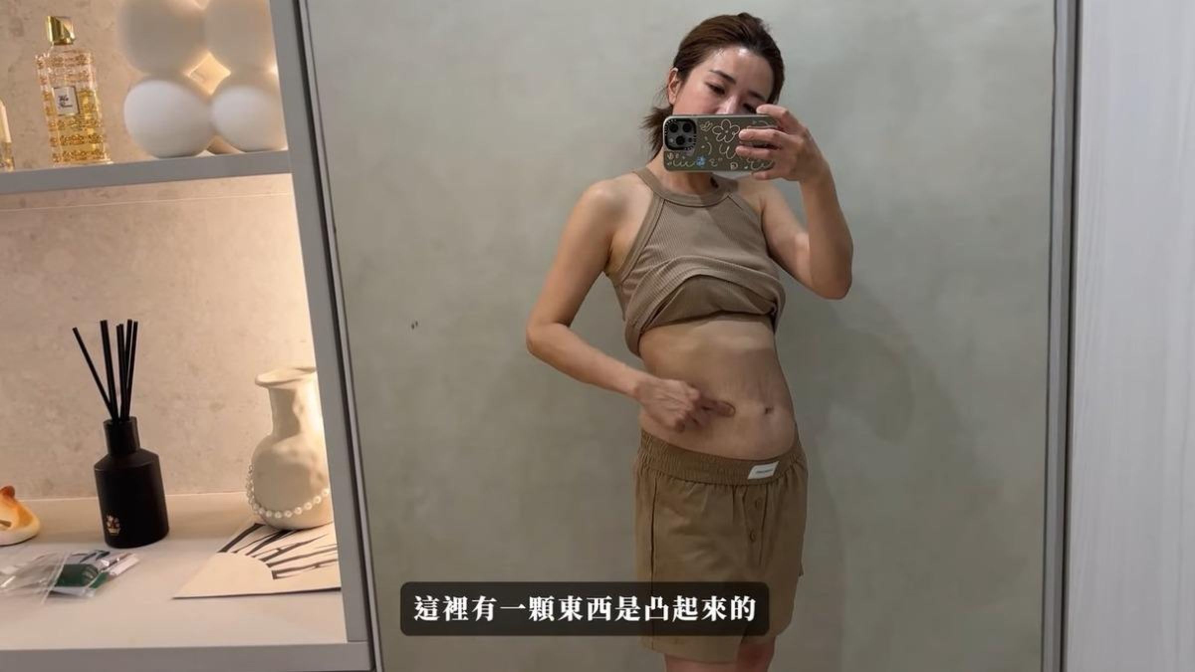 江老師下腹部腫大,一度以為是變胖,結果竟然是腫瘤。(翻攝自「我是江老師」YouTube)