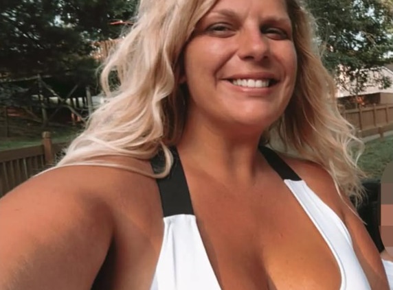 美國一名已婚「驚世女老師」近日遭指控強迫多名青少年戴上面具與她群交。（翻攝自nicholasmatthewfortinberry IG）