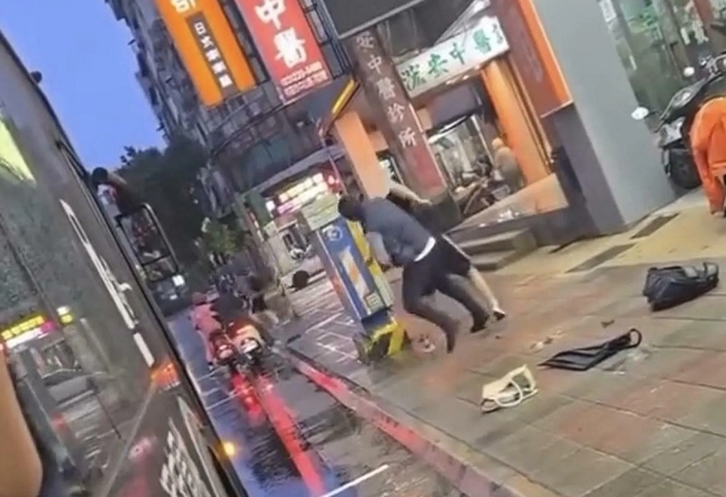 桃客司機當街毆打高中生引發關注，今於法院內完成調解，道歉並賠償後，家長同意撤回告訴。（翻攝自Threads）