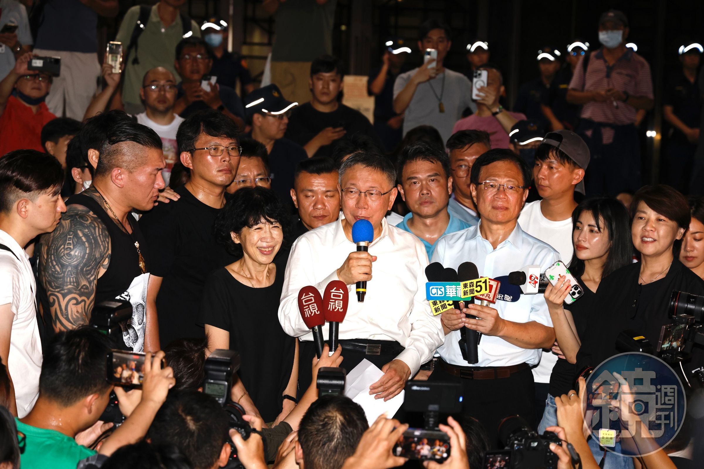 柯文哲(中,握藍色麥克風者)2日凌晨獲無保請回,在支持者擁護下在法院外發表談話。館長陳之漢(左2,黑色背心者)也到場聲援。