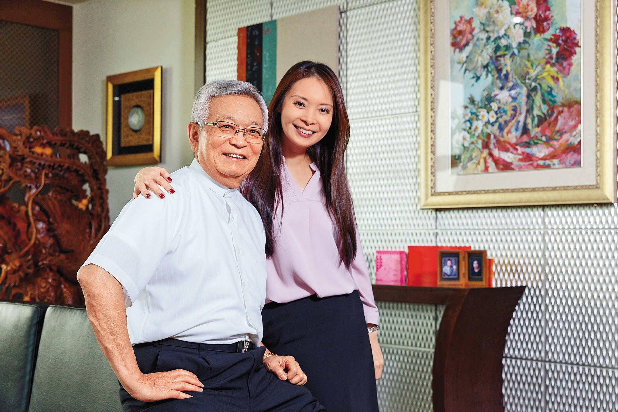 沈國榮（左）去年把和大董事長職位交給女兒沈千慈（右），沈國榮轉任集團總裁。（圖片來源：和大工業）