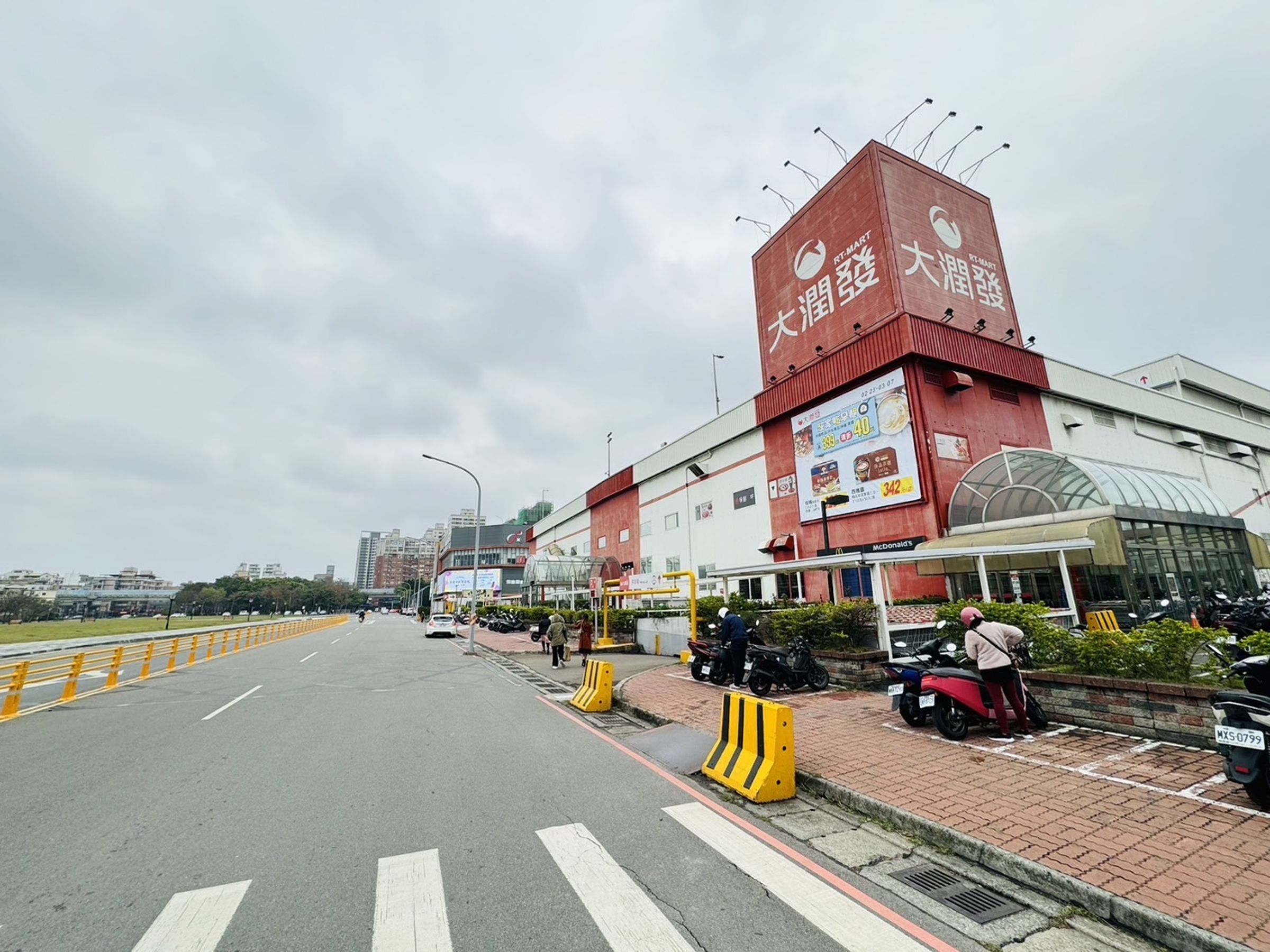 新竹第一間大潤發坐落於東區武陵路,發展時間早、生活機能成熟,2字頭房價親民吸引消費者置產。(永慶房產集團提供)