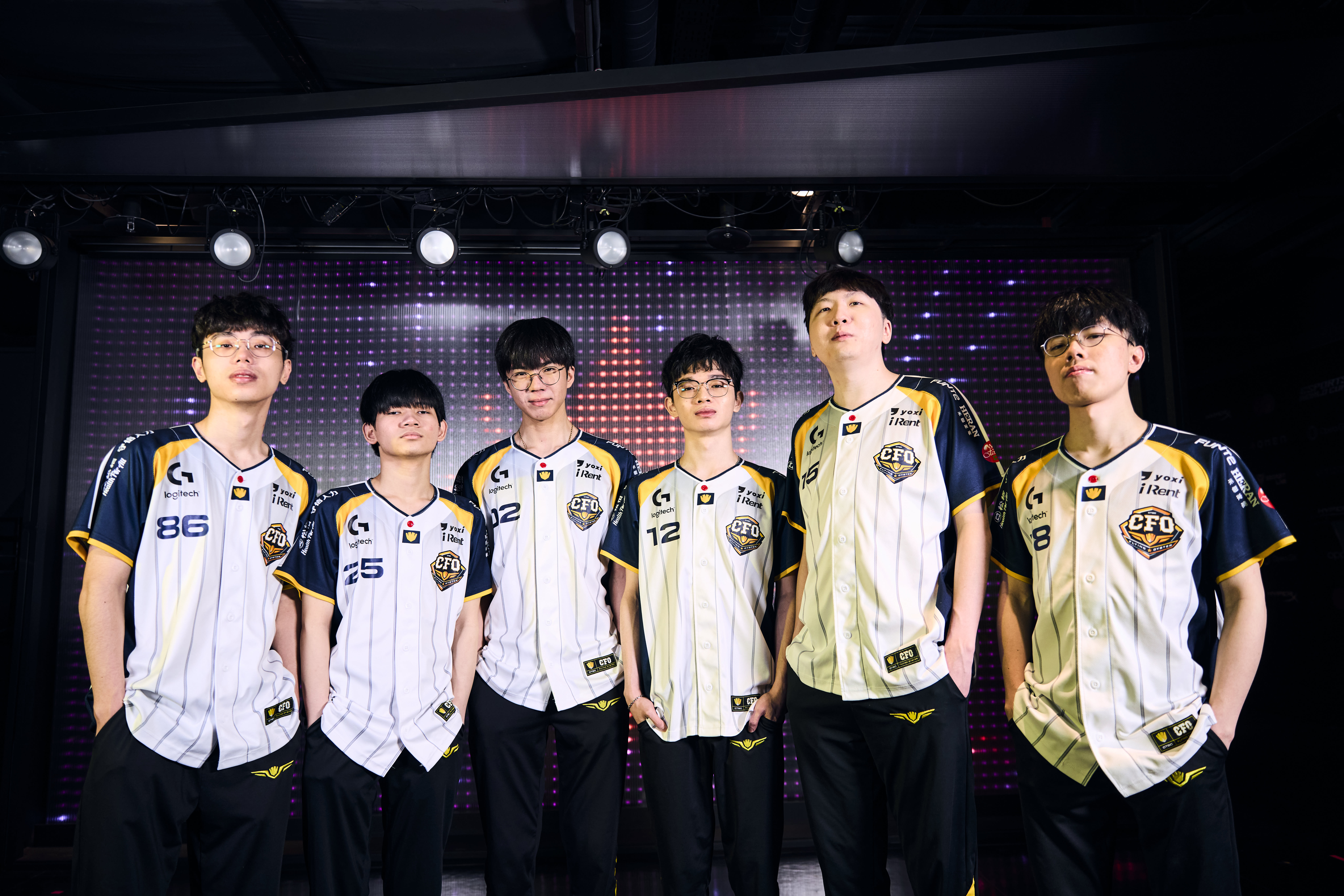 CFO代表LCP賽區前進第一次舉辦的First Stand Tournament國際賽，左起Driver（沈宗樺）、HongQ（蔡明宏）、JunJia（余峻嘉）、Doggo（邱梓銓）、Resr（徐士傑）及Kaiwing（凌啟榮）。（Riot提供）