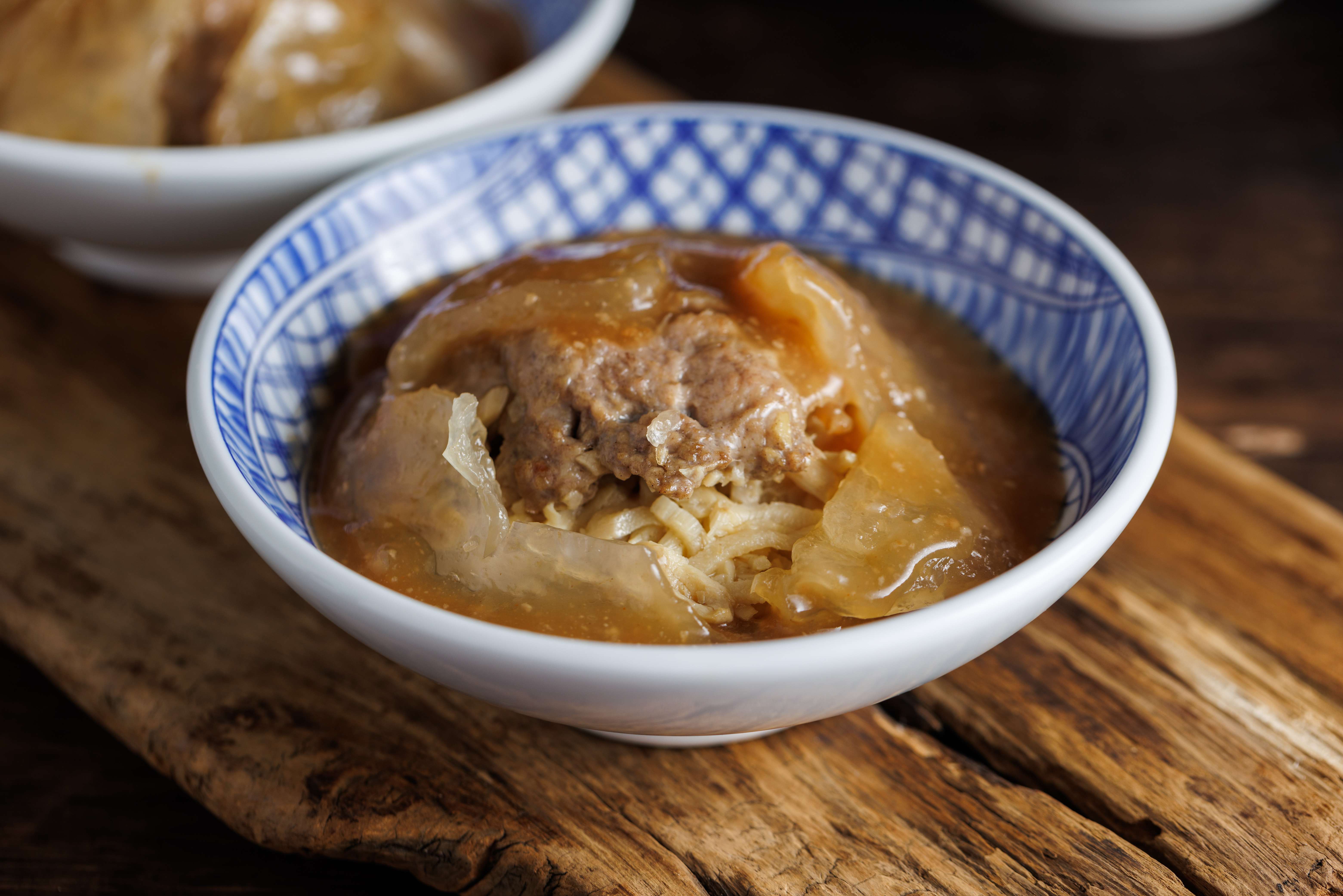 外型圓嘟嘟，內裡包裹豐富餡料的肉圓，應該擔當夏節的食物主角。（圖為南機場彰化肉丸）