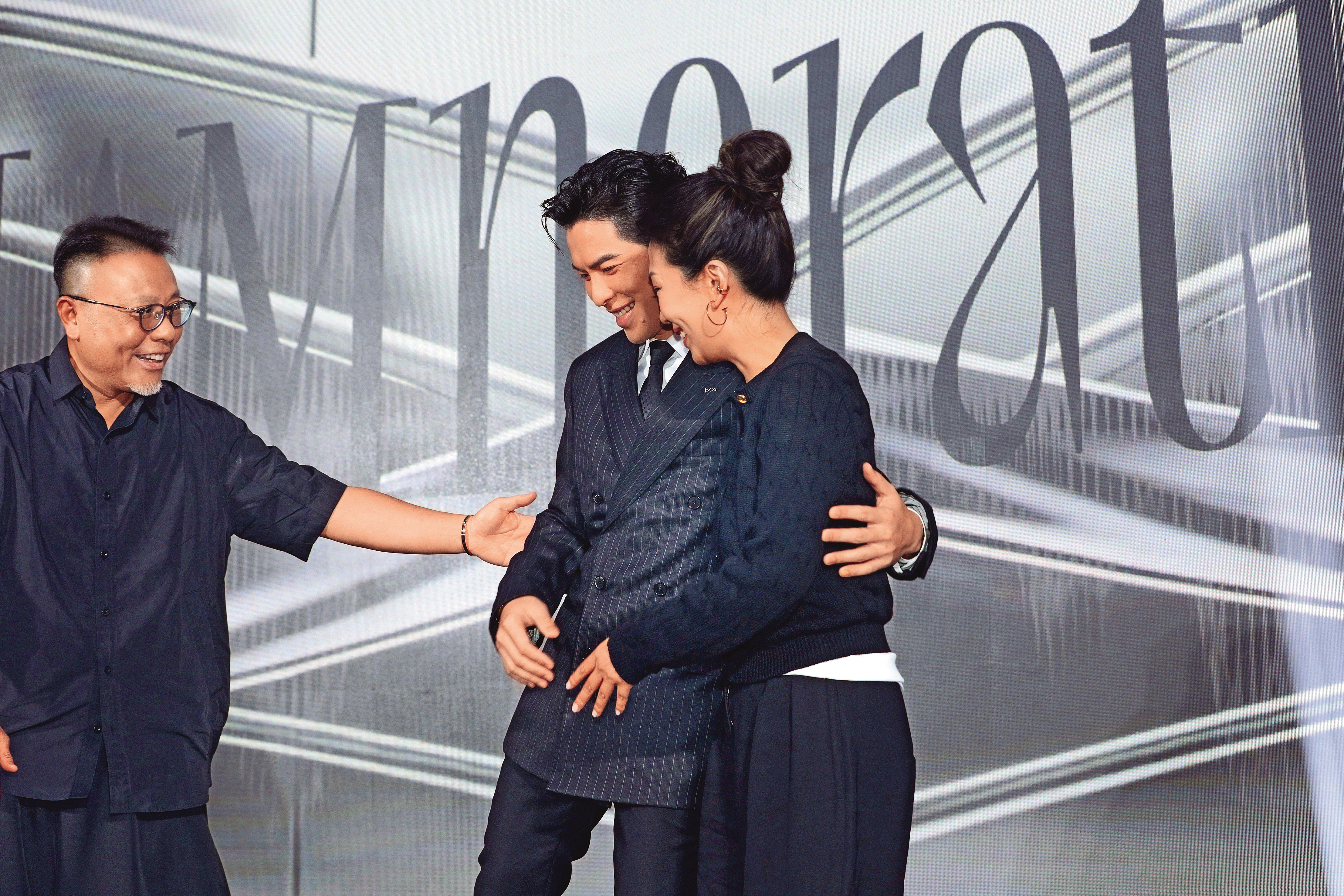 蕭敬騰（左）把愛妻Summer（右）攬牢牢。畢竟這可是「行走的ATM」呢！若是小編也會抱緊處理。