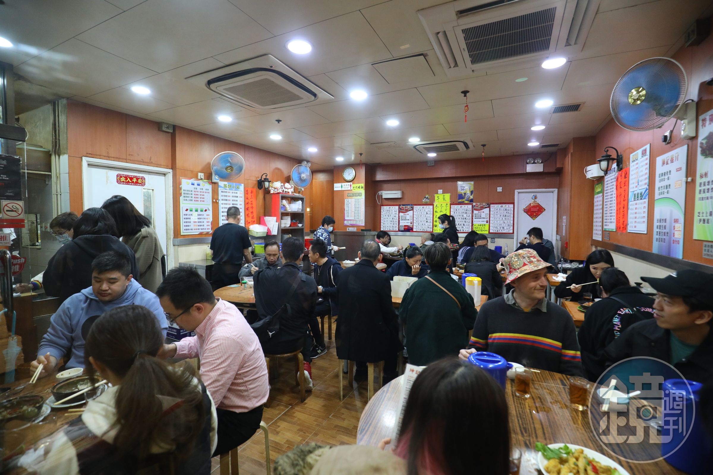 坤記店裡滿滿的都是人。