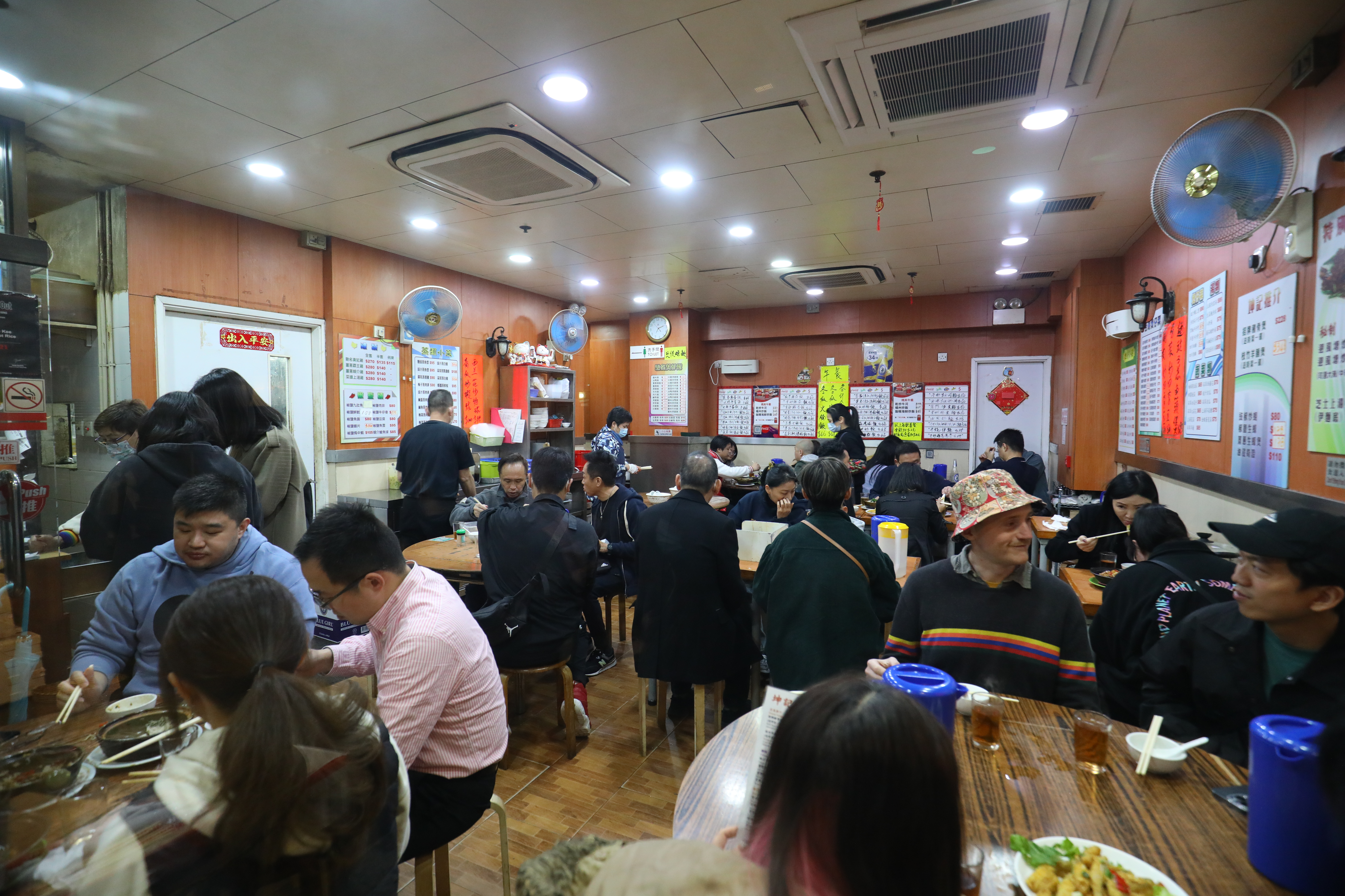 坤記店裡滿滿的都是人。