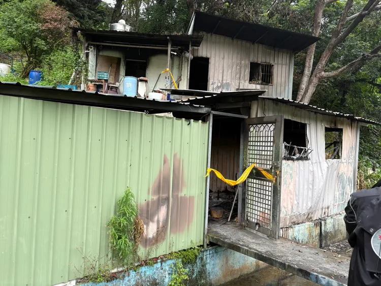北市三峽區正義街一處隱密工寮今傳出驚悚命案，警方已趕赴現場拉起封鎖線進行鑑識。（翻攝畫面）
