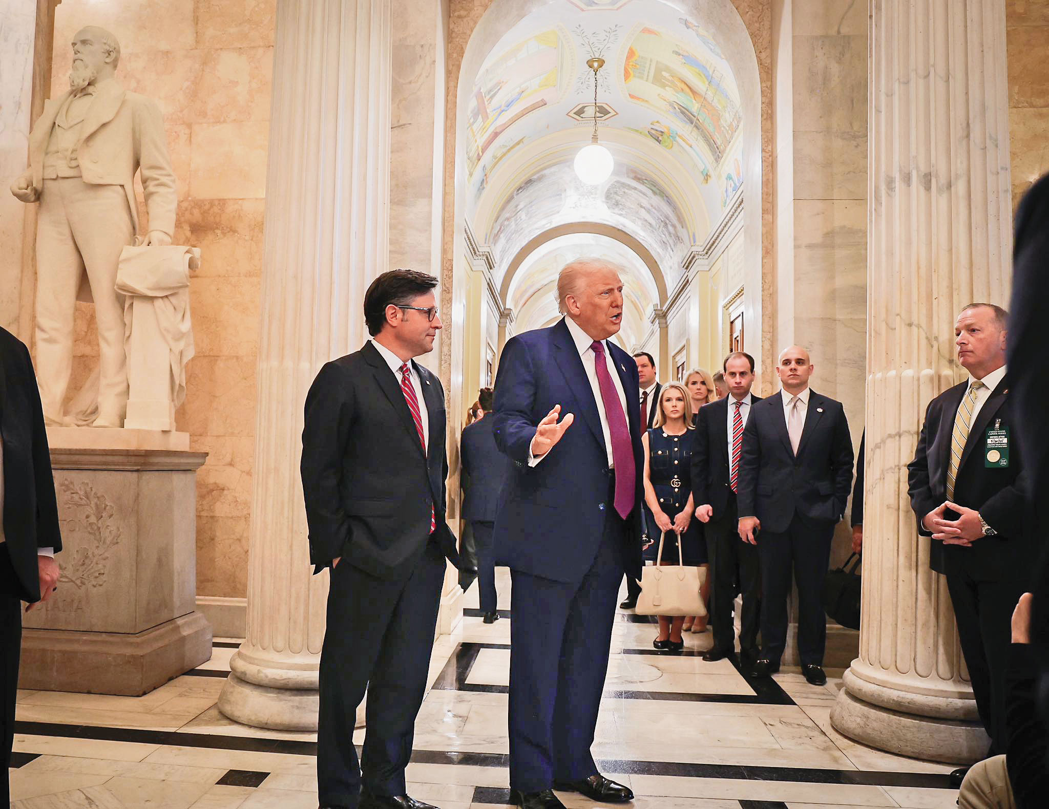 美國司法與國會的制衡力量復活，將逼迫川普收斂隨意加關稅等恐嚇行為，這對台灣等國當然是好消息。（翻攝Speaker Mike Johnson臉書）