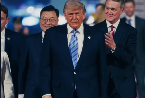 有片／白宮公布川普訪中影片！群眾揮旗歡迎　網笑翻：拍的像要去解放中國人一樣