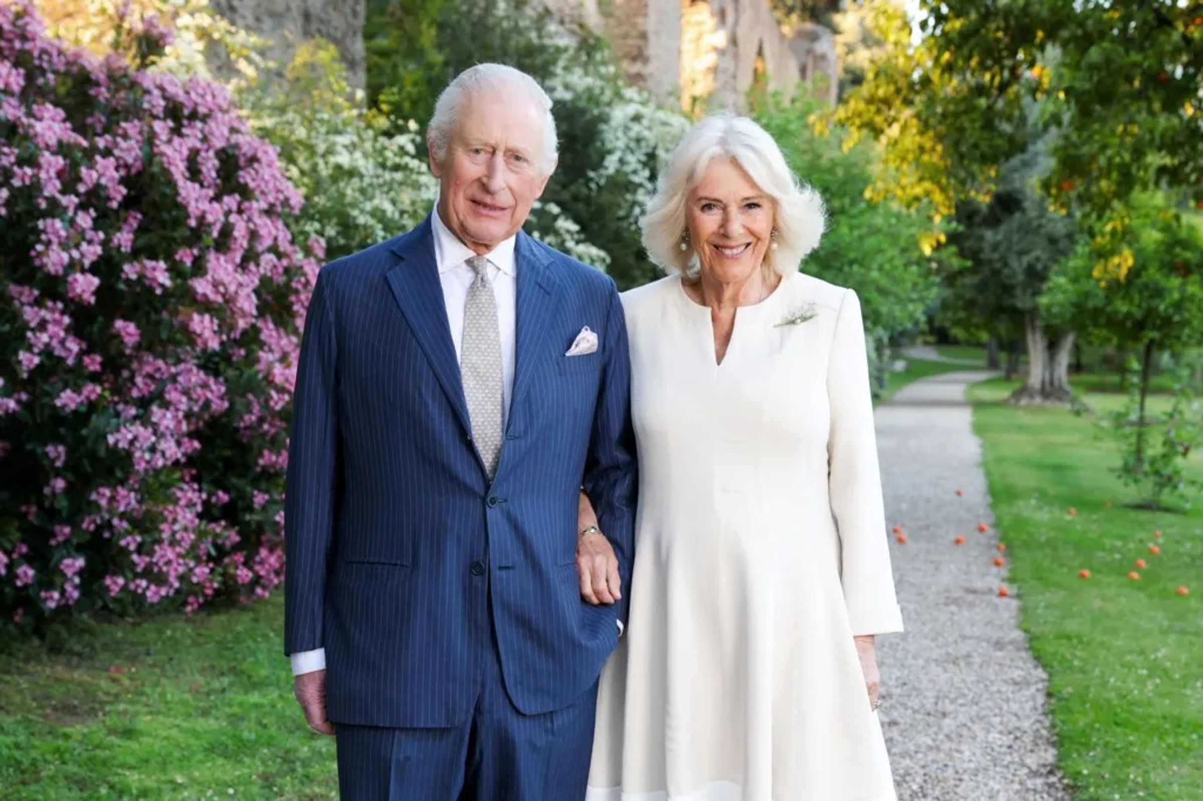 英王查爾斯三世(左)與王后卡蜜拉(右)。(翻攝The Royal Family臉書)