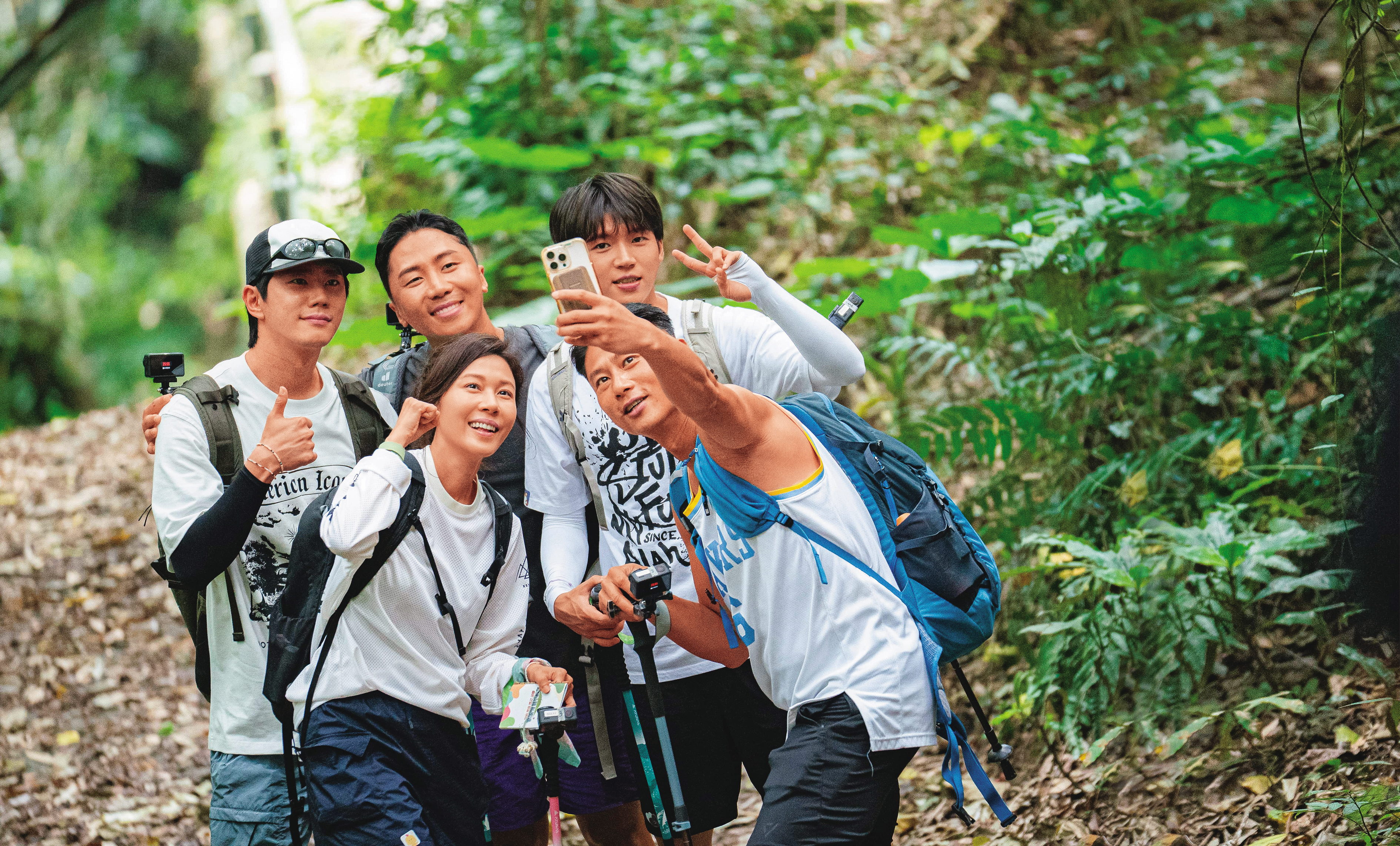 彭小刀(前排右)在實境秀《細細山路私密達》率領韓國藝人金荷娜(前排左)、南優賢(後排左起)、肌肉山山、李濬榮一起探索古道,深入客家文化。(客家電視台提供)
