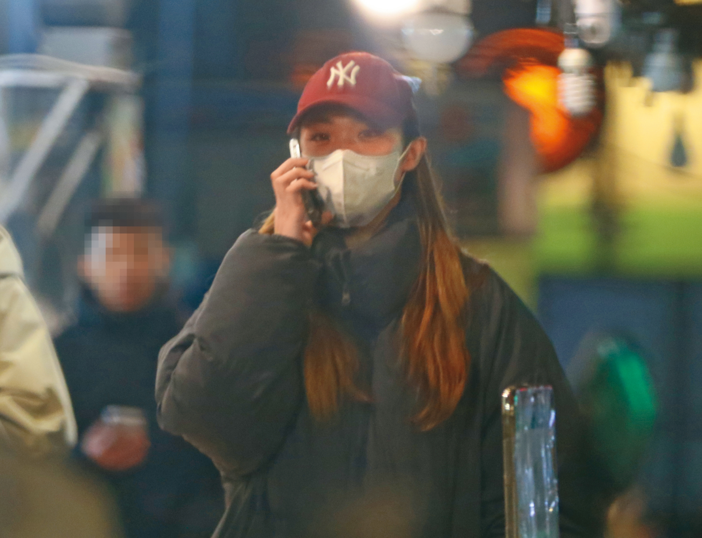 1月7日00：11，一家三口開車到基隆後，女兒陳琳便熟門熟路下車買生魚片。