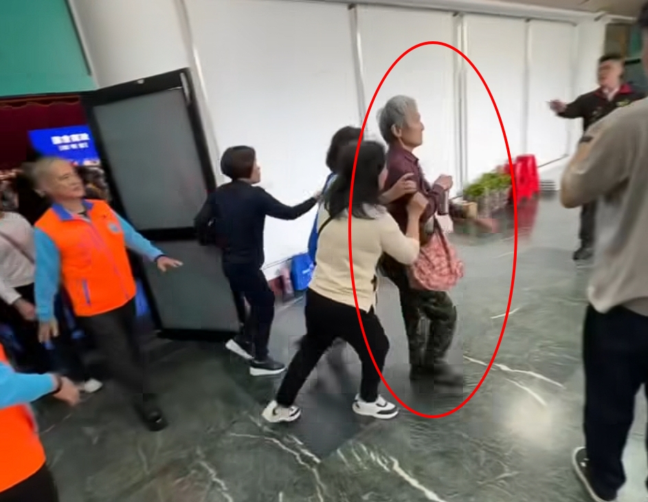 80歲退休老師葉春蓮遭國民黨花蓮縣黨部副主委余明火架離，花蓮地檢署今約談依強制罪將余以1萬元交保。（翻攝畫面）