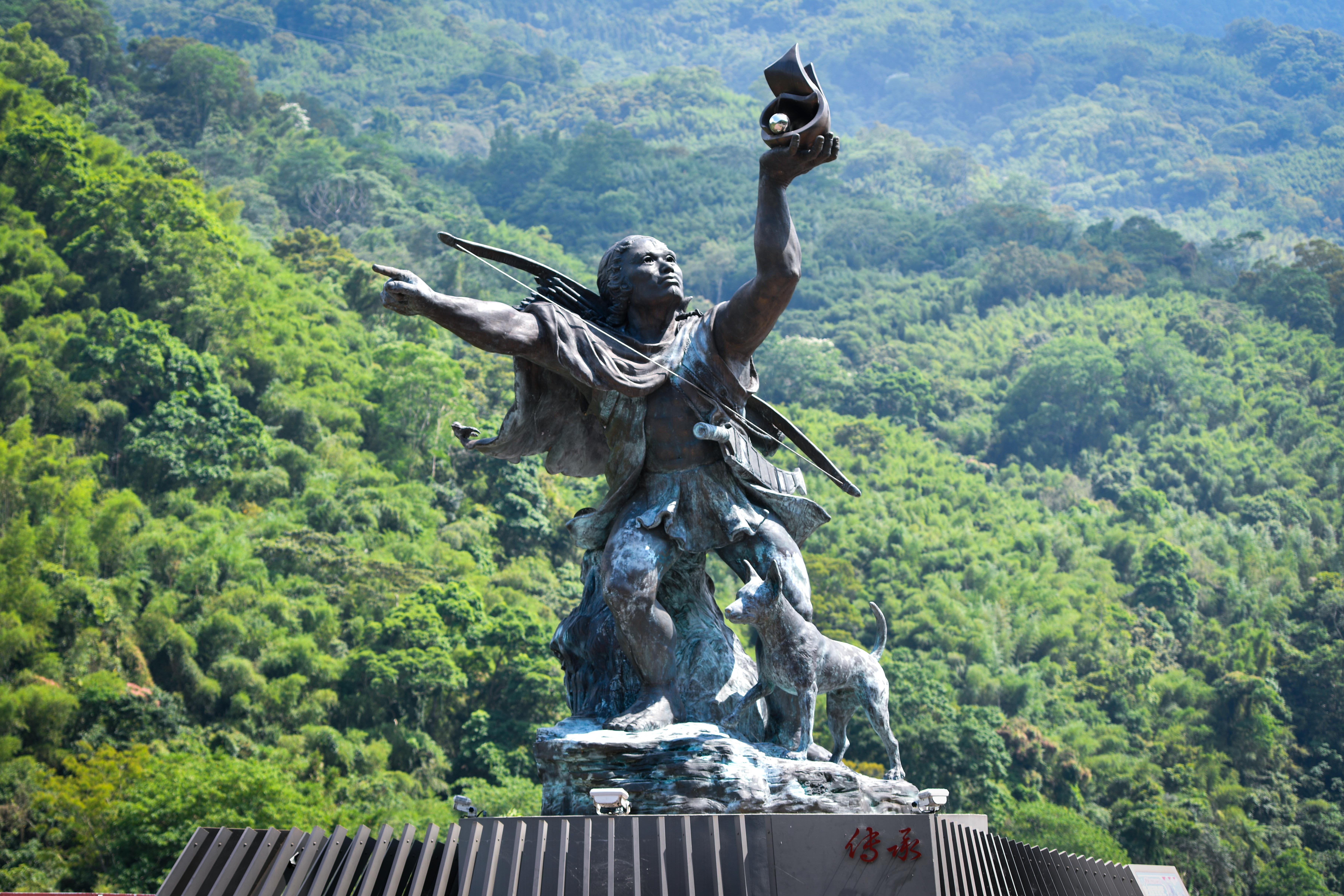 位於尖石鄉的「新泰雅勇士像」，由新竹香山的雕塑藝術家王淇郎所鍛製。