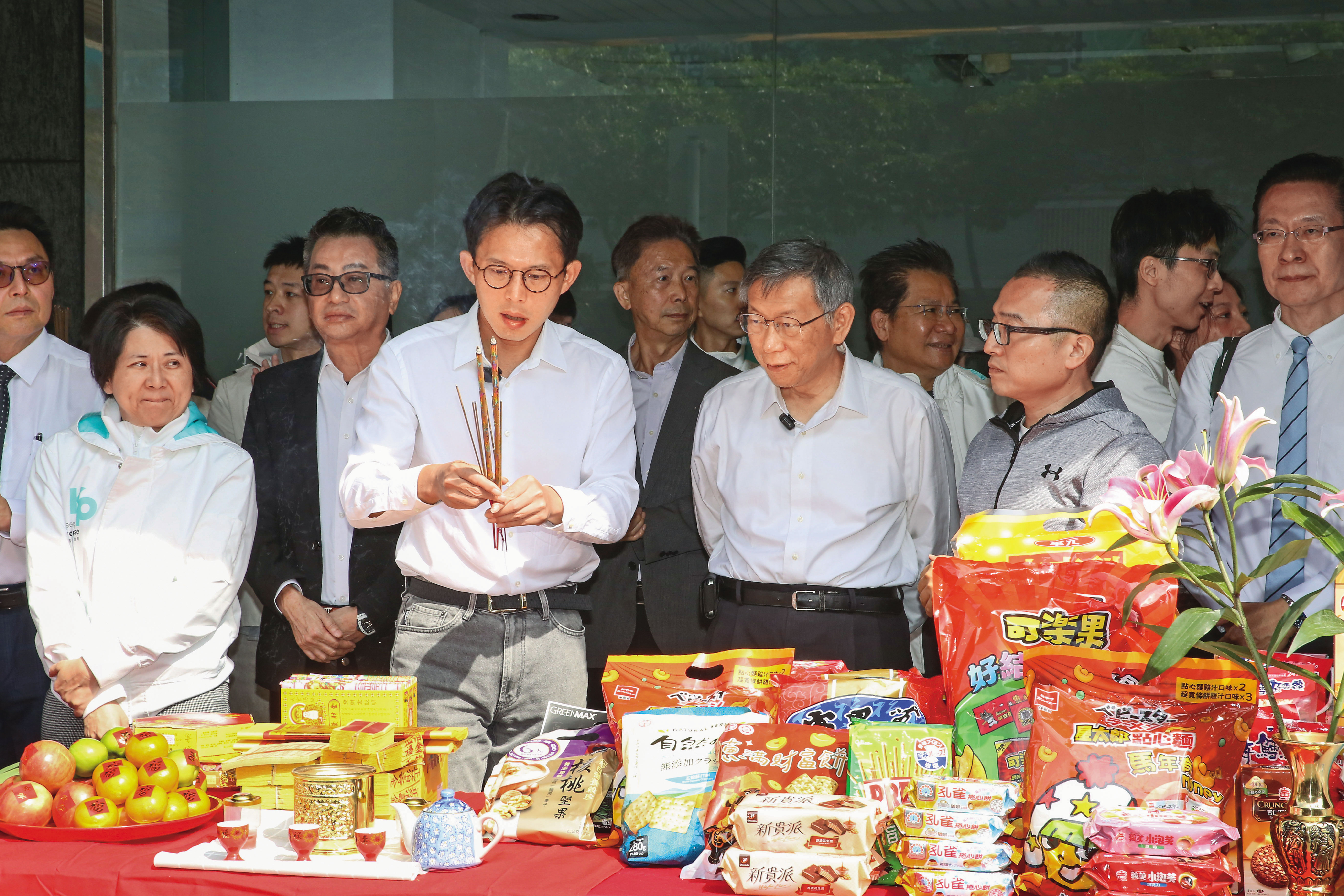 白營抱怨黃國昌新北競選行程少得可憐，白營媒體群組更常出現黃國昌無行程、卸任主席柯文哲卻行程滿檔的諷刺現象。（鏡報董孟航）