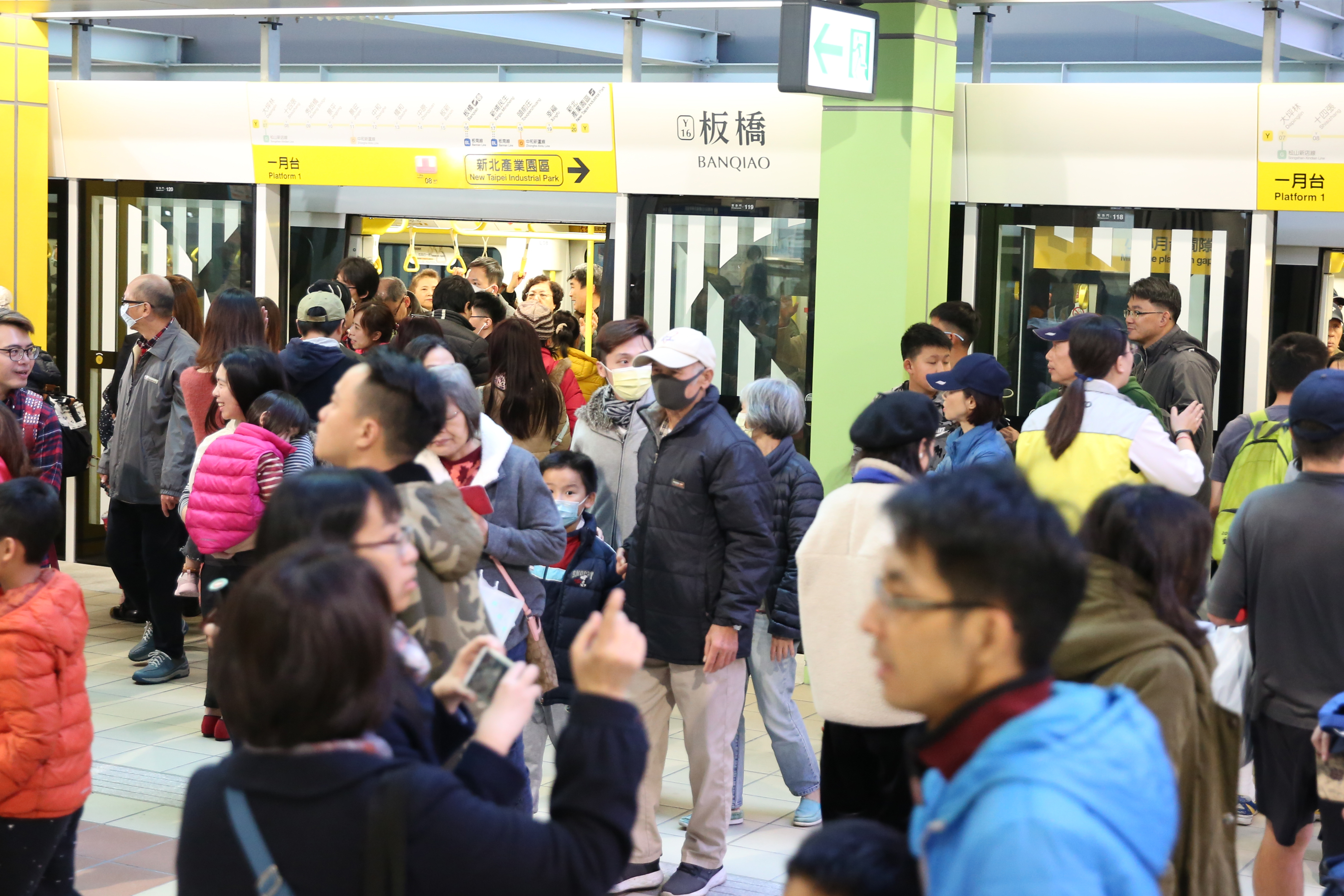 雙北捷運環狀線車門供應商涉中資，民進黨北市議員呼籲市府嚴格把關。（本刊資料照）