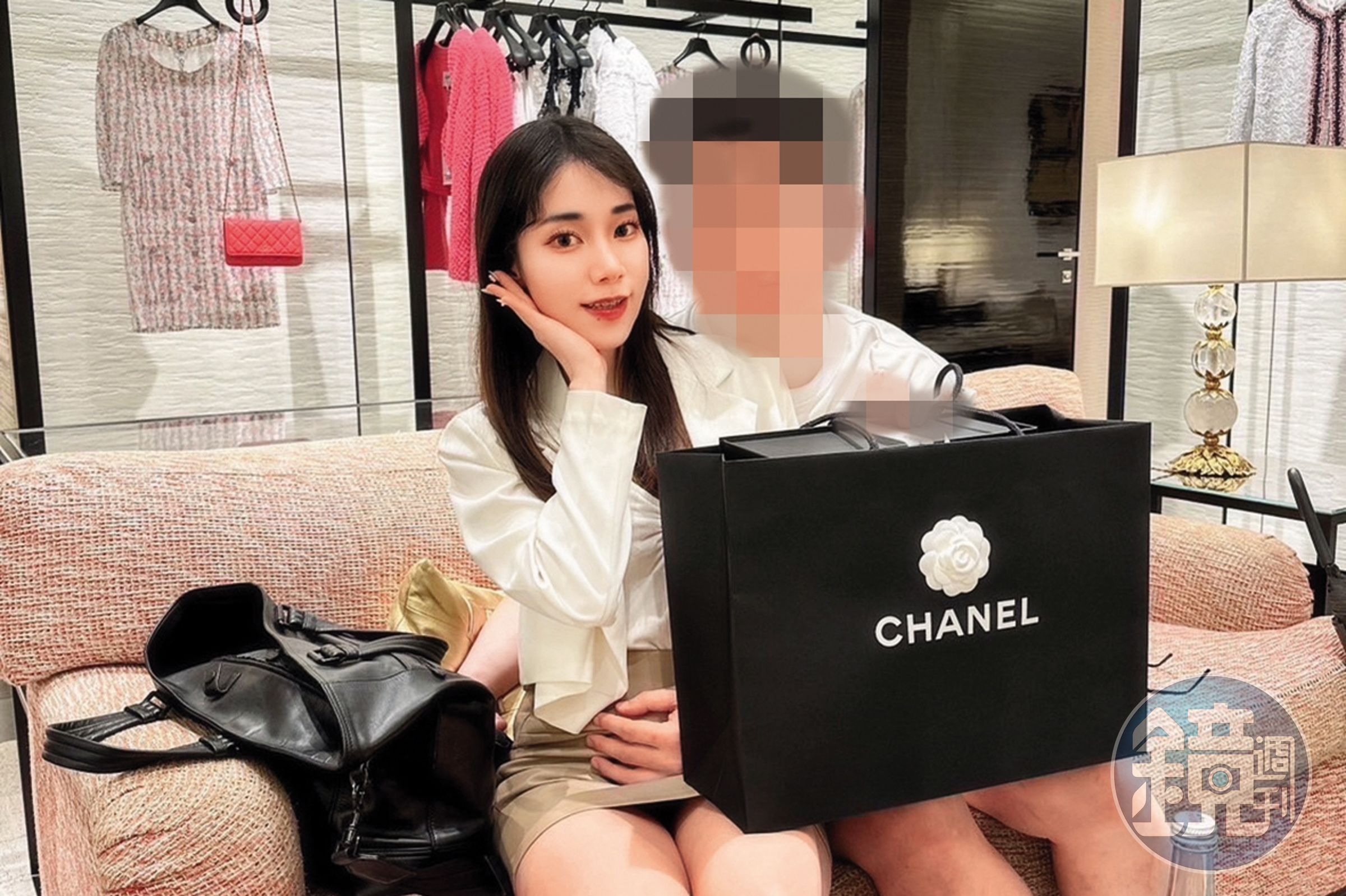 奈奈子(左)收到富商(右)送的香奈兒名牌包,男方的手還搭在她腰上。(讀者提供)