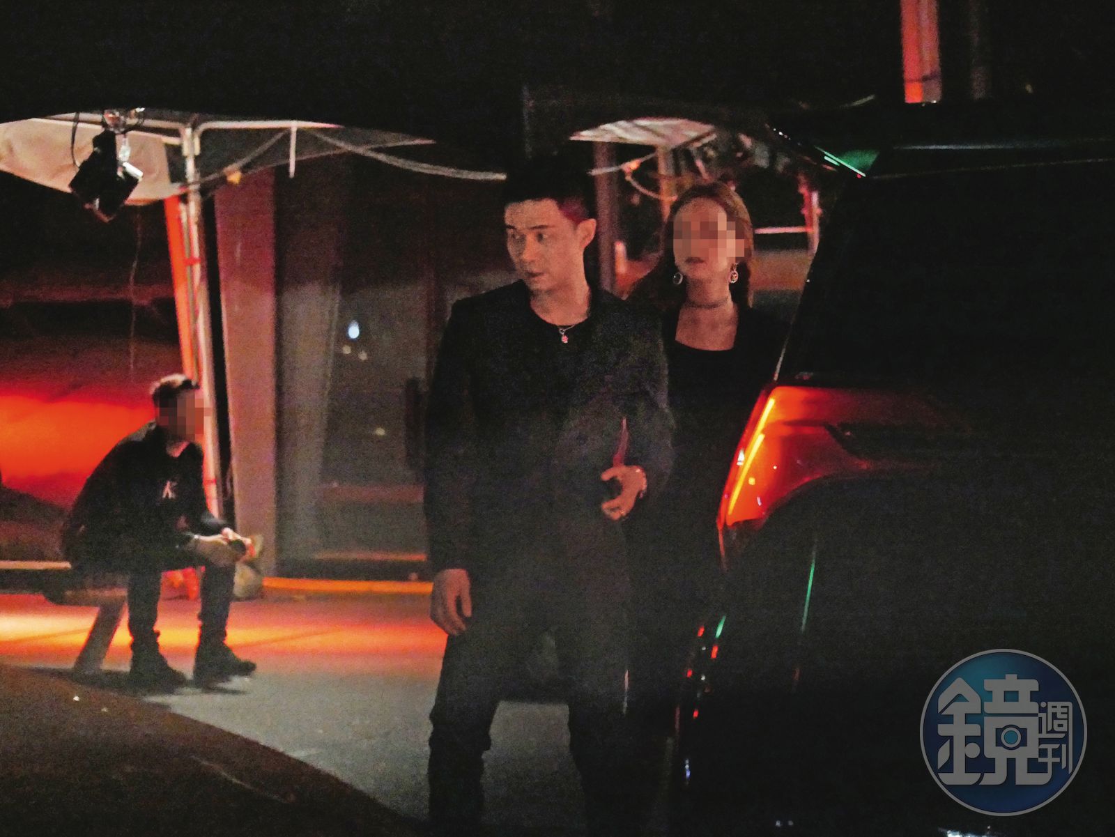 許雅鈞（中）曾被拍到帶多名辣妹出入夜店玩樂