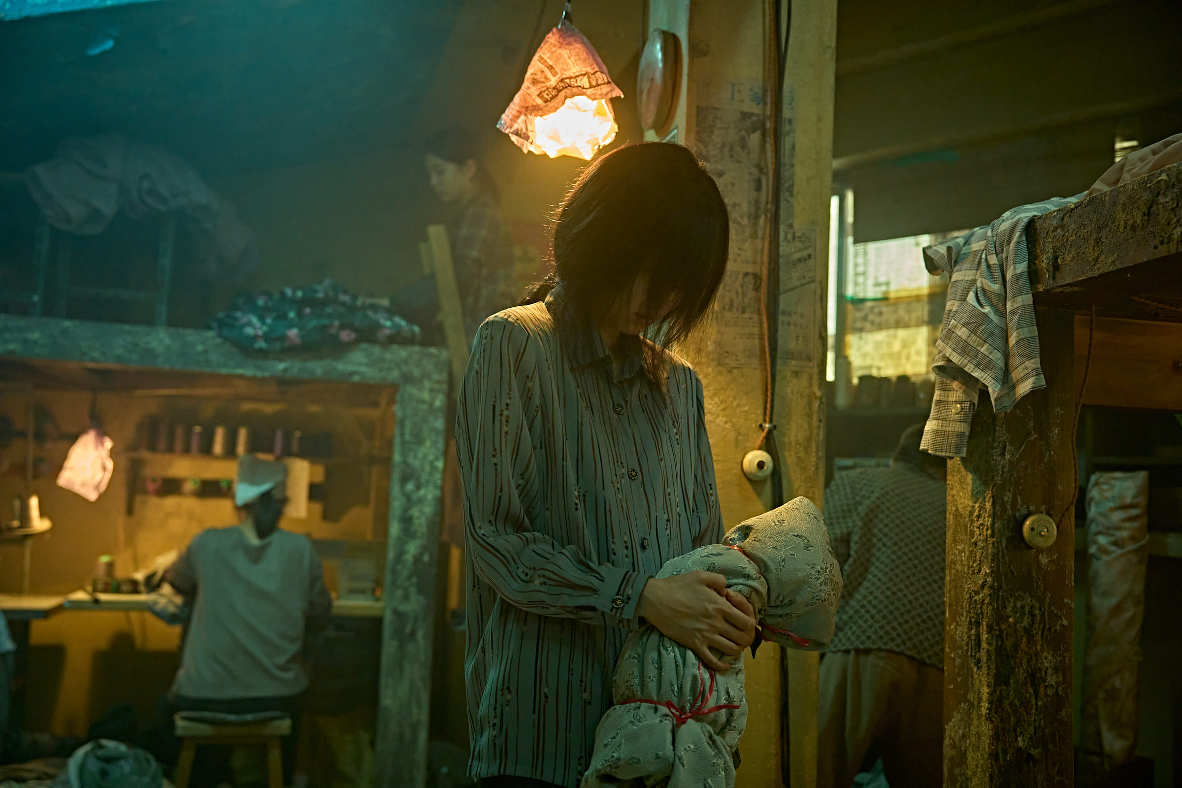 申鉉彬飾演傳說中「長得不好看」的母親，全片皆未露臉。（壹壹喜喜提供）© 2025 Plus M Entertainment and WOWPOINT. All Rights Reserved.